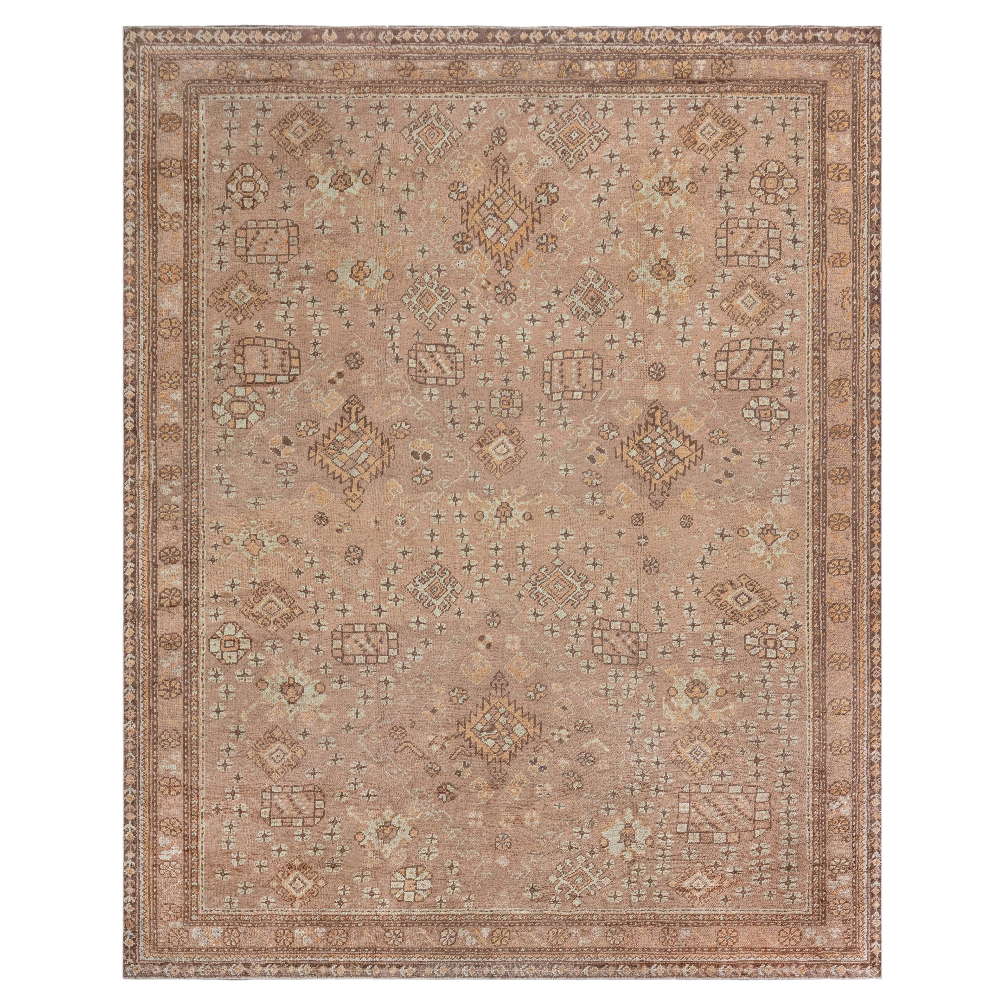 Tapis turc Oushak antique à motifs géométriques de Doris Leslie Blau, couleur beige chaud – vers 1920