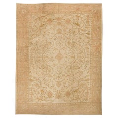 Tappeto turco Oushak antico con medaglione di Doris Leslie Blau, color beige chiaro - 1900 circa