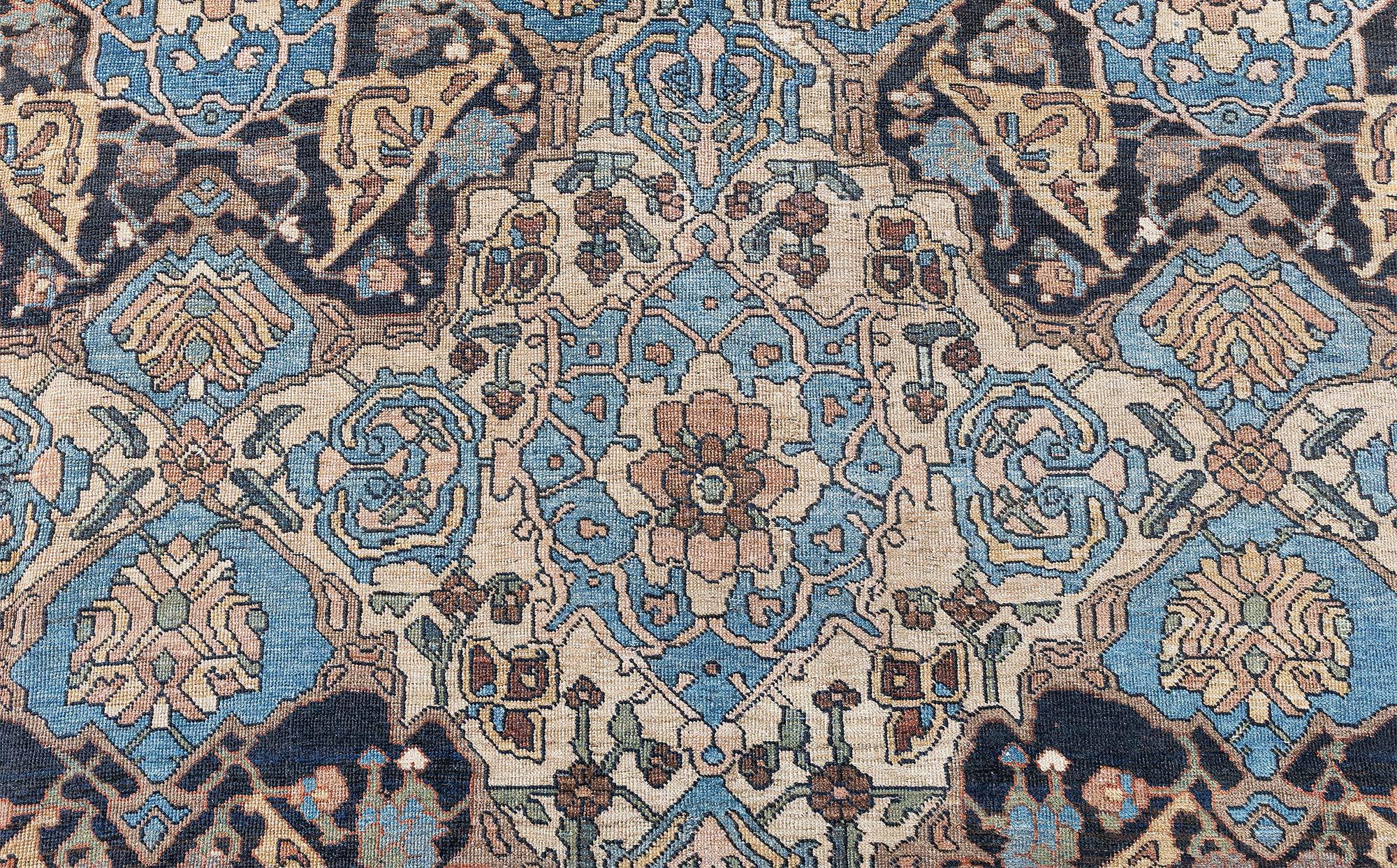 20ième siècle Doris Leslie Blau Tapis ancien surdimensionné en laine persane Bakhtiari en vente