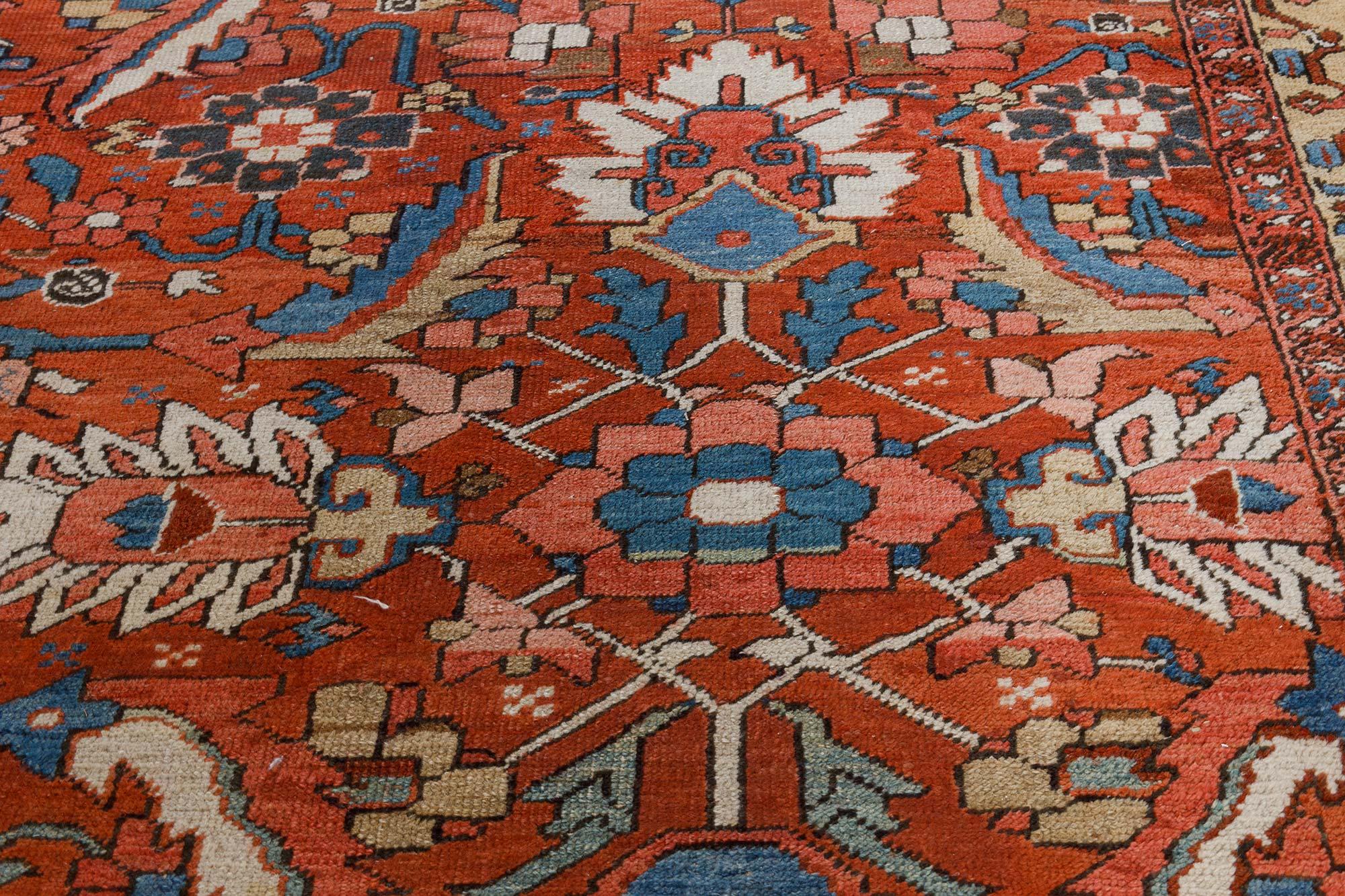 Ancien tapis persan Heriz bleu, rose, rouge, blanc et jaune
Taille : 335 × 347 cm (11'0