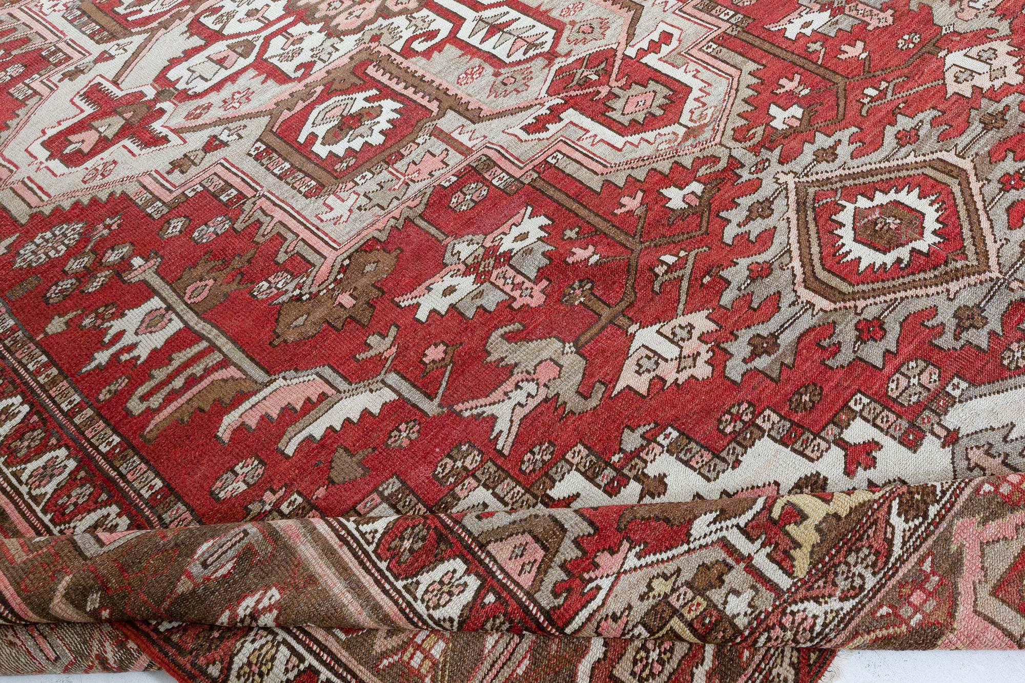 Doris Leslie Blauer antiker persischer Heriz-Teppich in Blau (Heriz Serapi) im Angebot