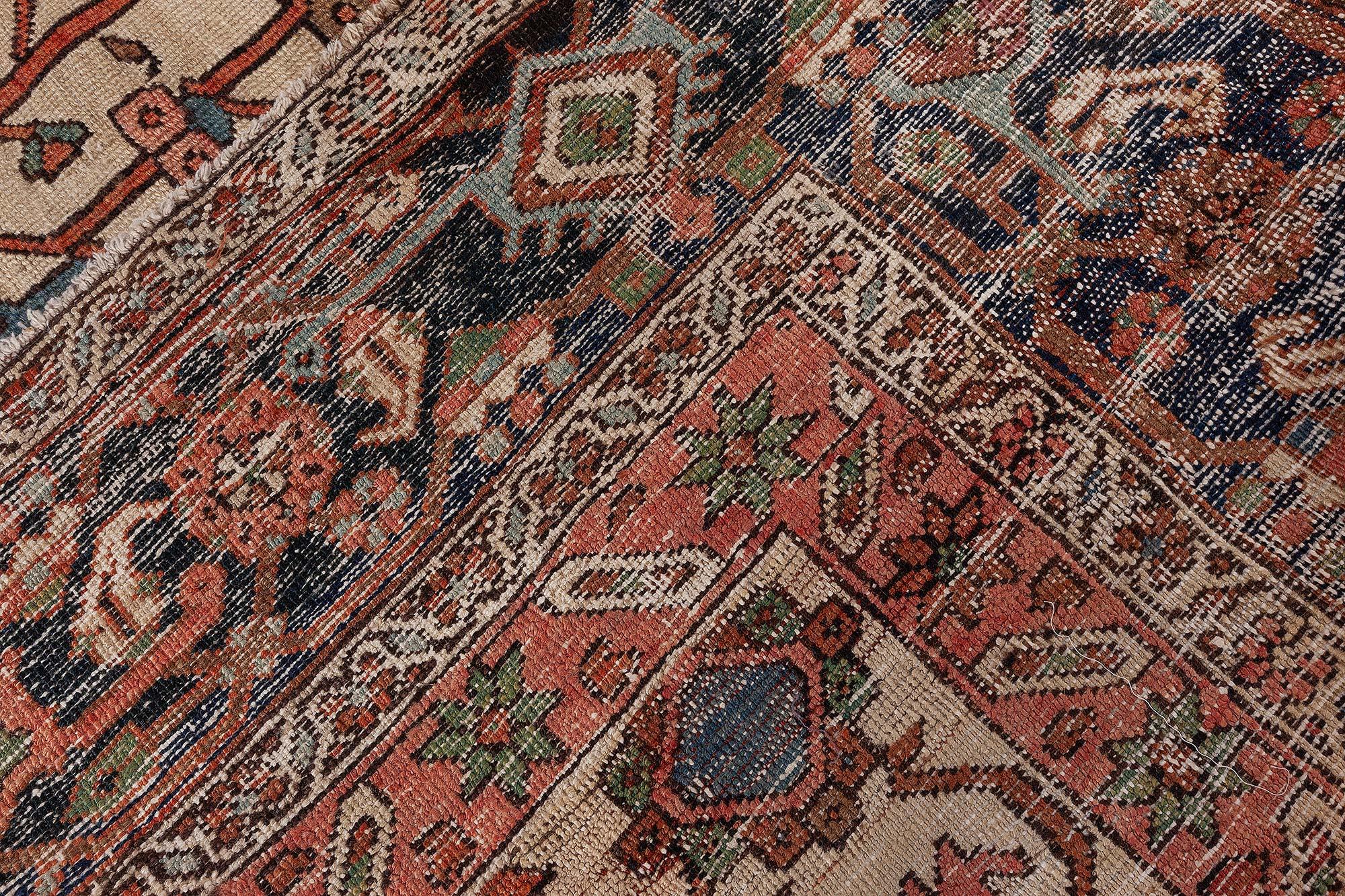 Doris Leslie Blauer antiker persischer Heriz-Teppich in Blau (Heriz Serapi) im Angebot