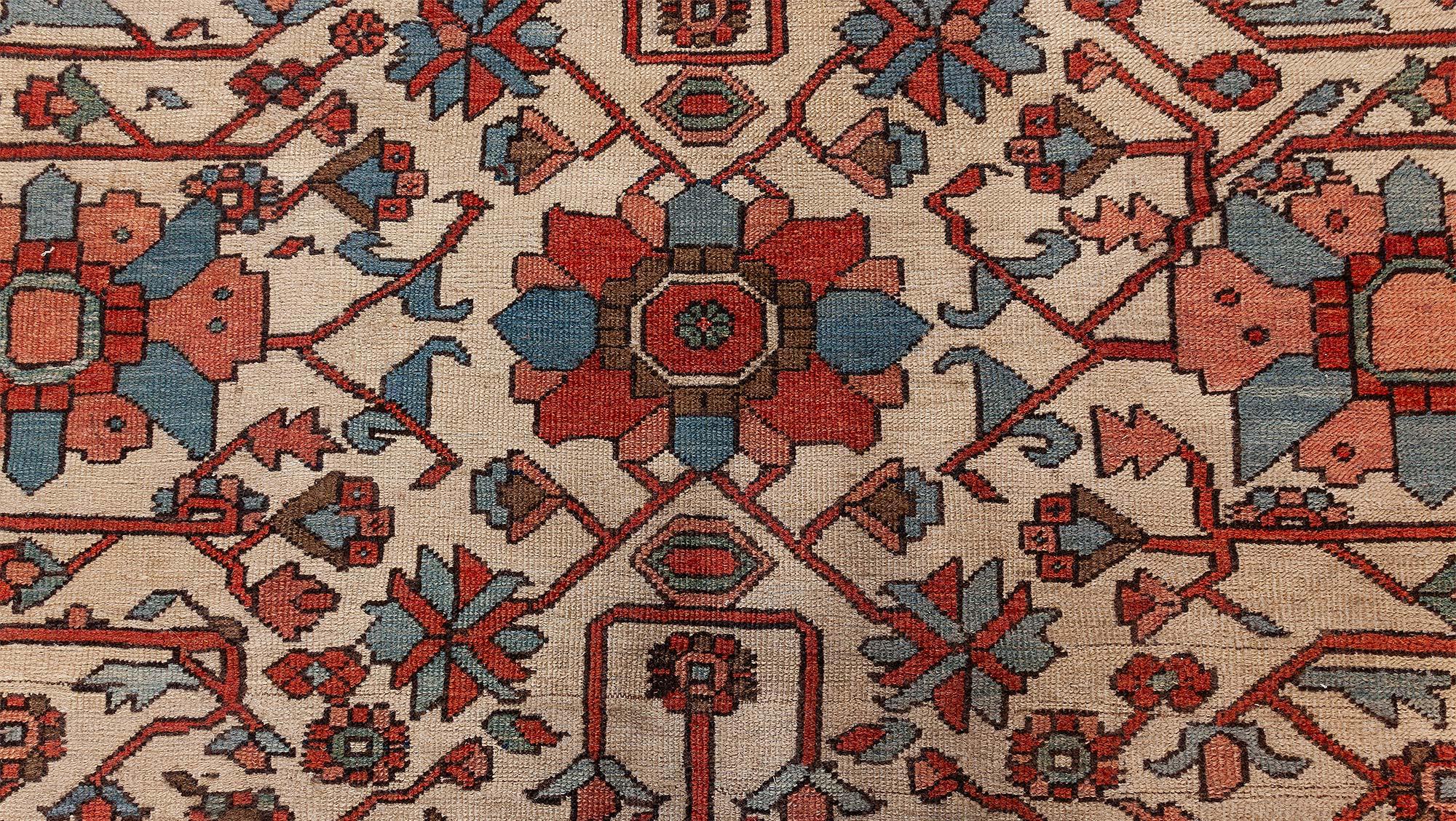 Doris Leslie Blauer antiker persischer Heriz-Teppich in Blau (20. Jahrhundert) im Angebot