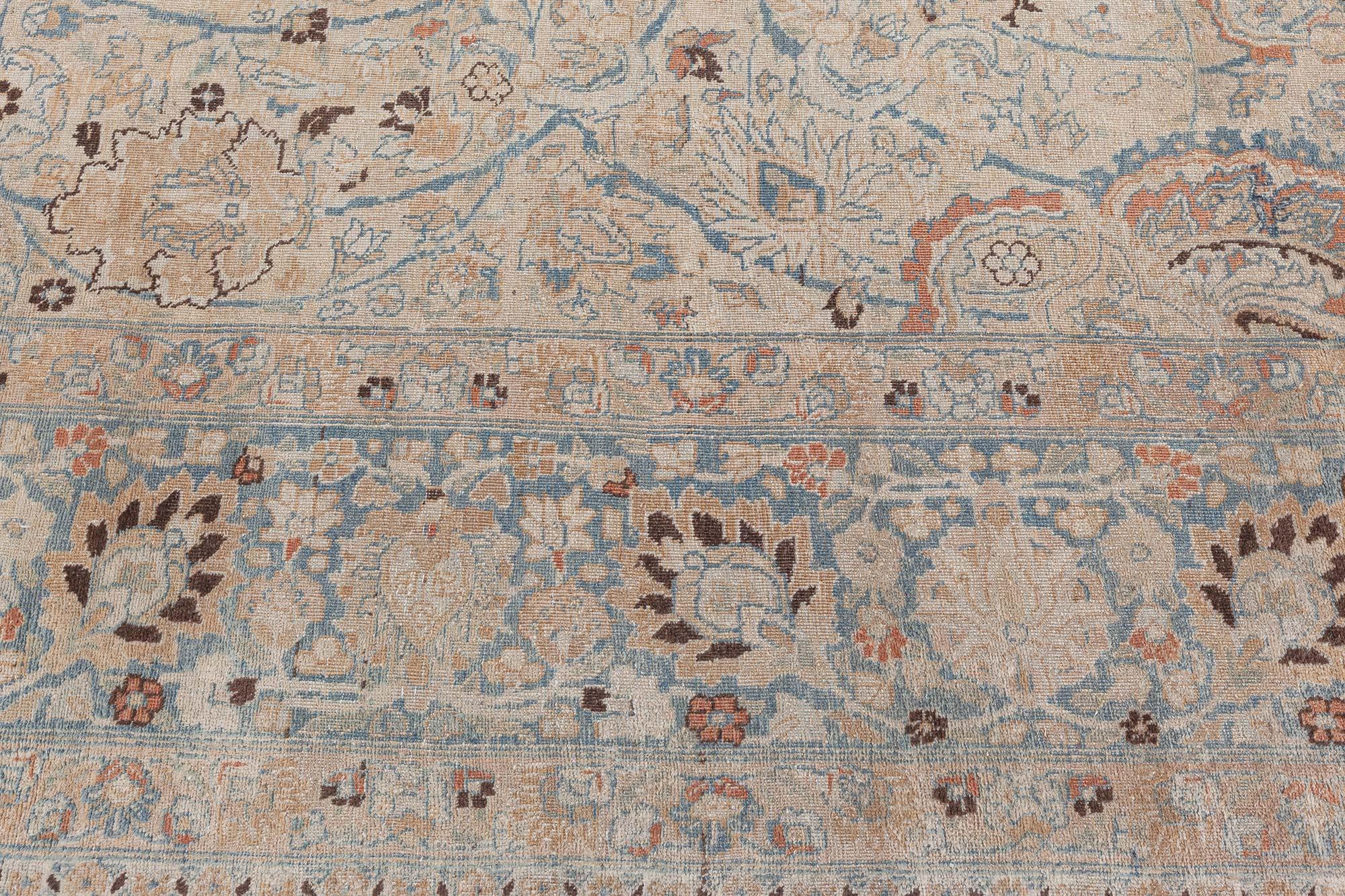 Ancien tapis persan Khorassan en laine fait à la main
Ce tapis persan Khorassan antique datant d'environ 1920 présente un motif complexe d'abstractions florales, d'arabesques, de palmettes et de vignes courbes dans des tons bleus, bruns et beiges