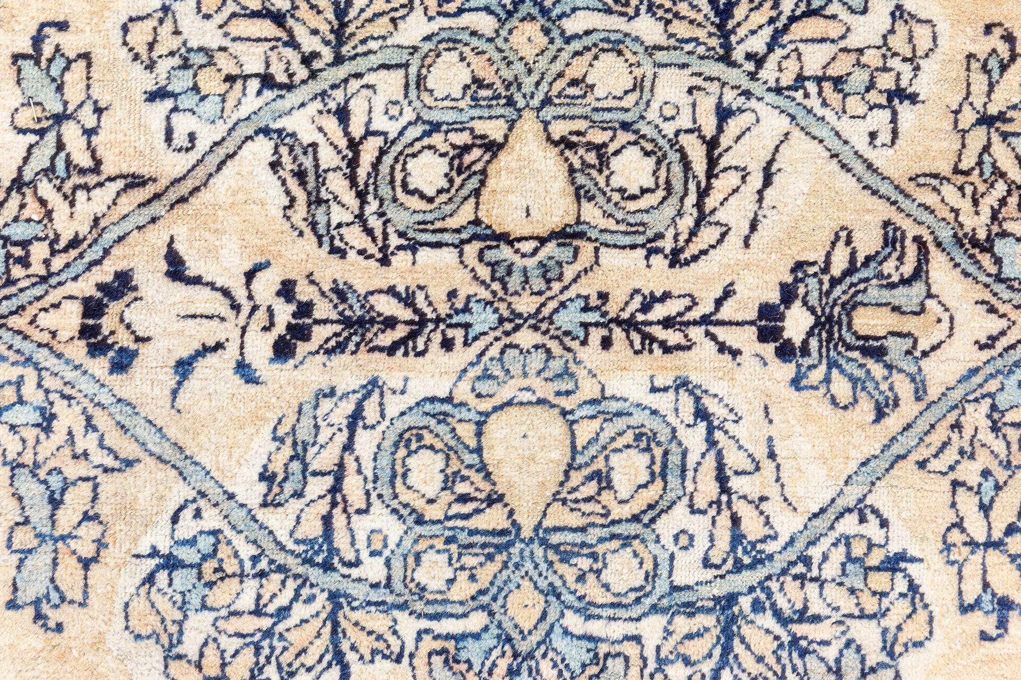 Ancien tapis persan Kirman en laine beige, bleu foncé, vert et marron
Taille : 9'10