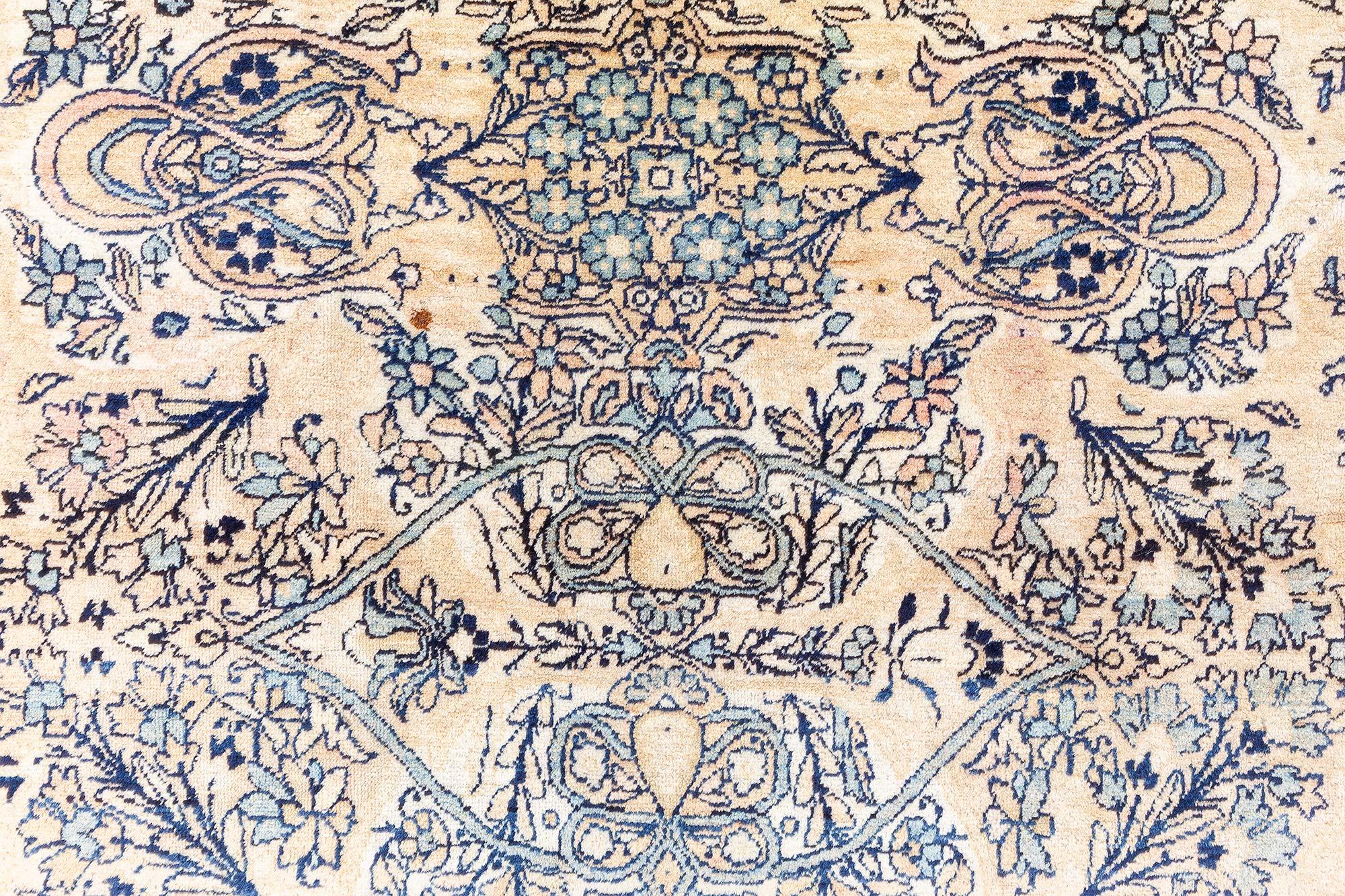 Ancien tapis persan Kirman en laine beige, bleu foncé, vert et marron
Taille : 9'10