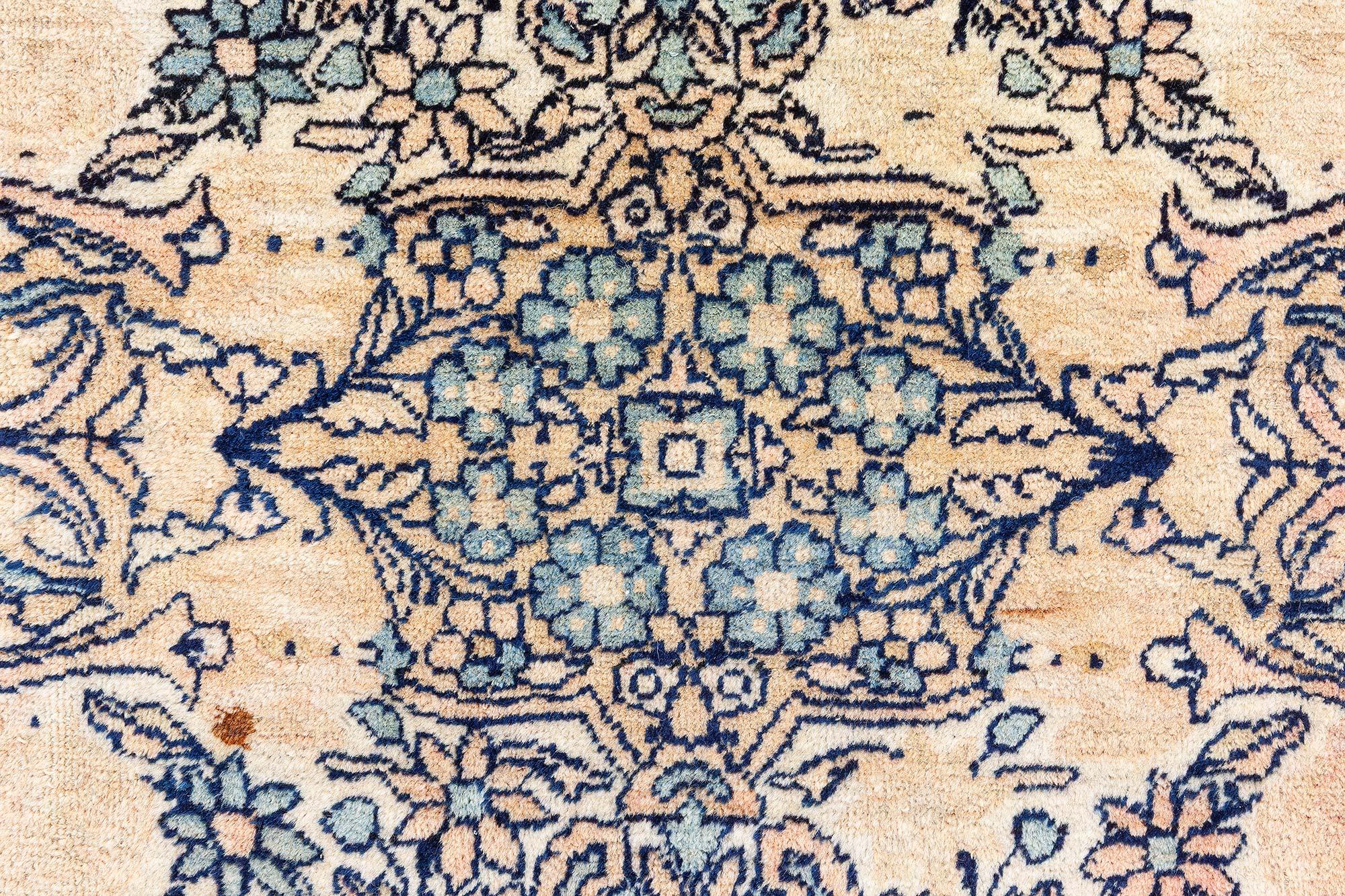 20ième siècle Tapis persan Kirman ancien fait à la main Doris Leslie Blau en vente