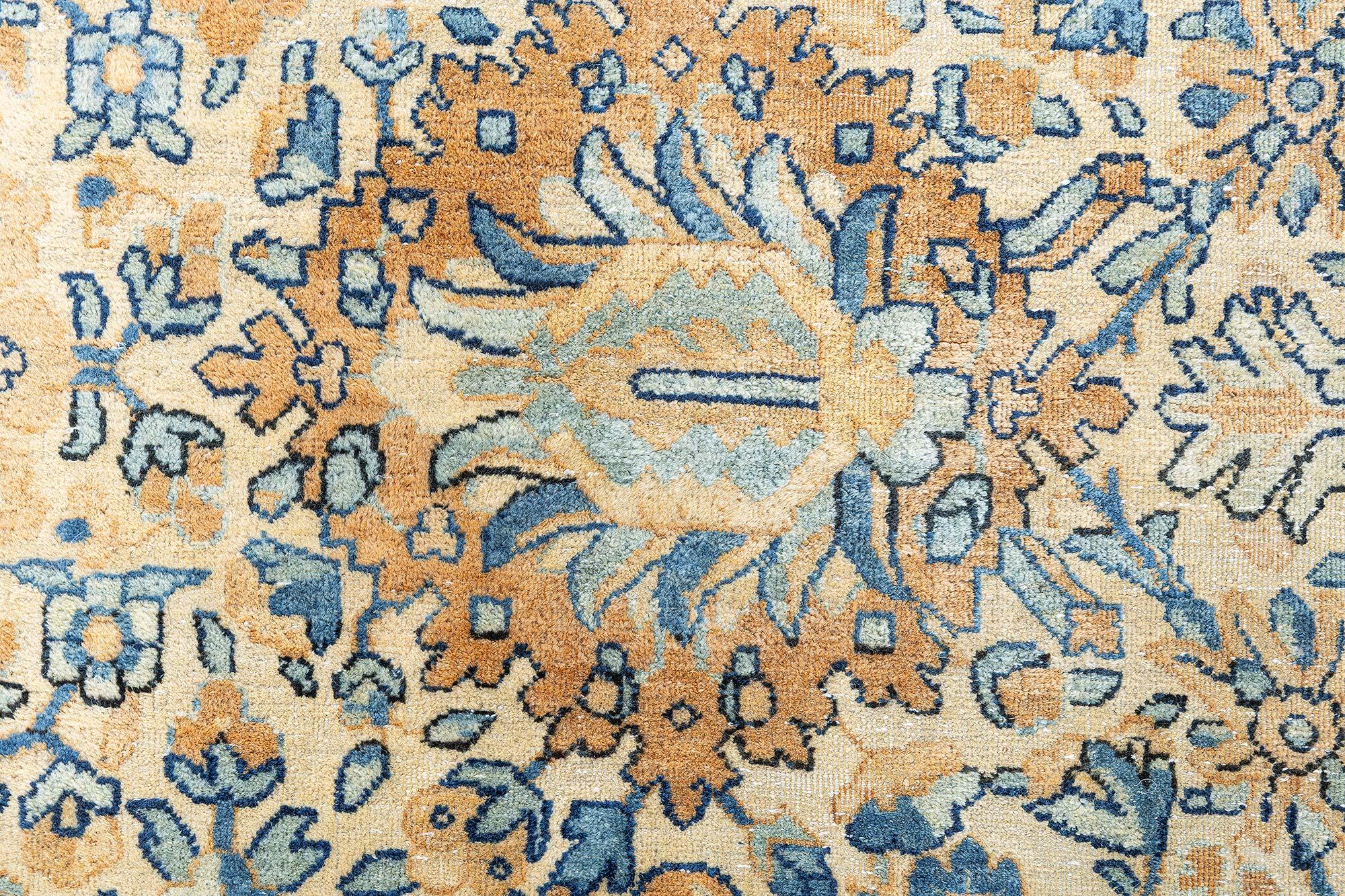 Doris Leslie Blauer antiker persischer Kirman Gelber handgefertigter Wollteppich (Persisch) im Angebot