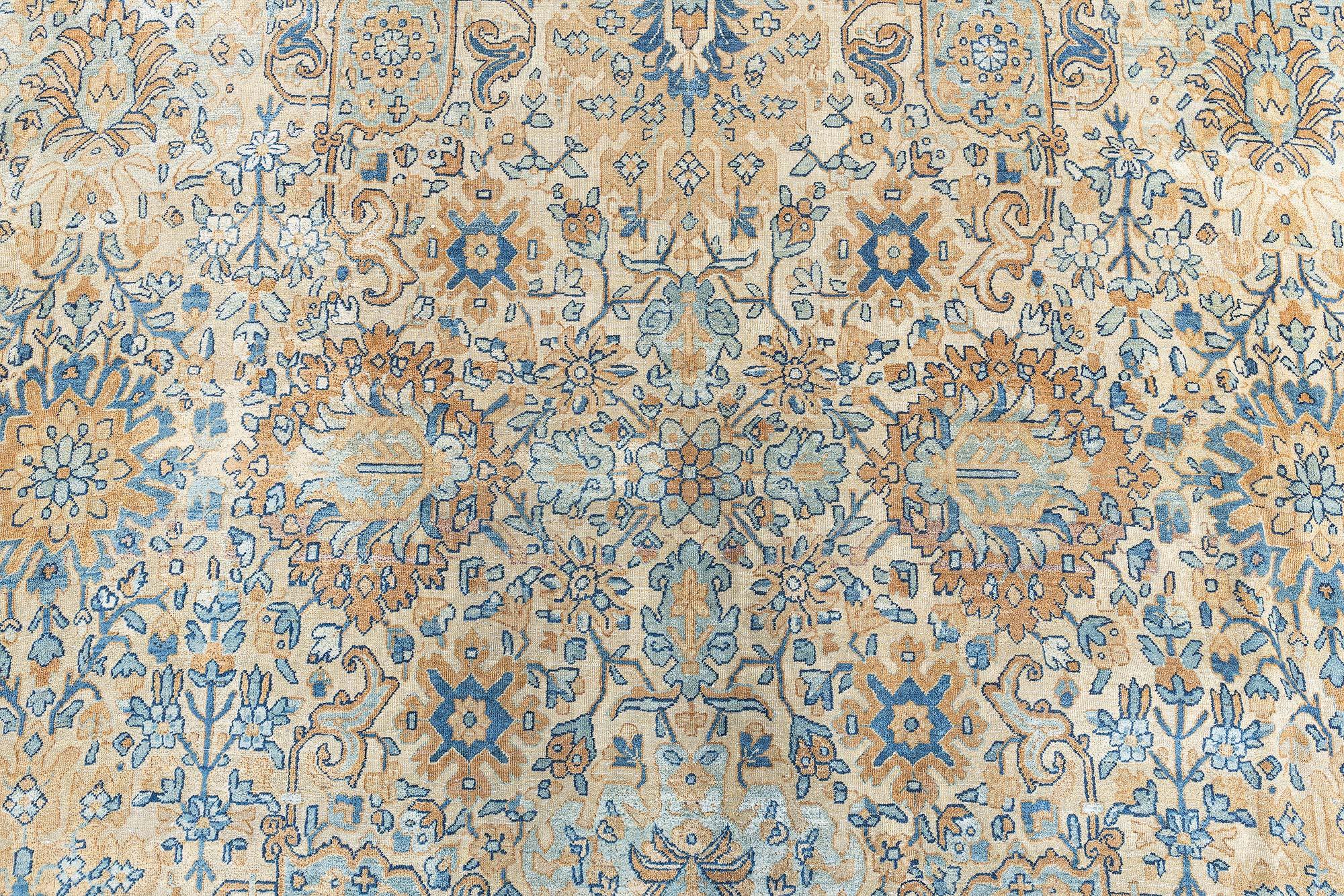 Doris Leslie Blauer antiker persischer Kirman Gelber handgefertigter Wollteppich (20. Jahrhundert) im Angebot