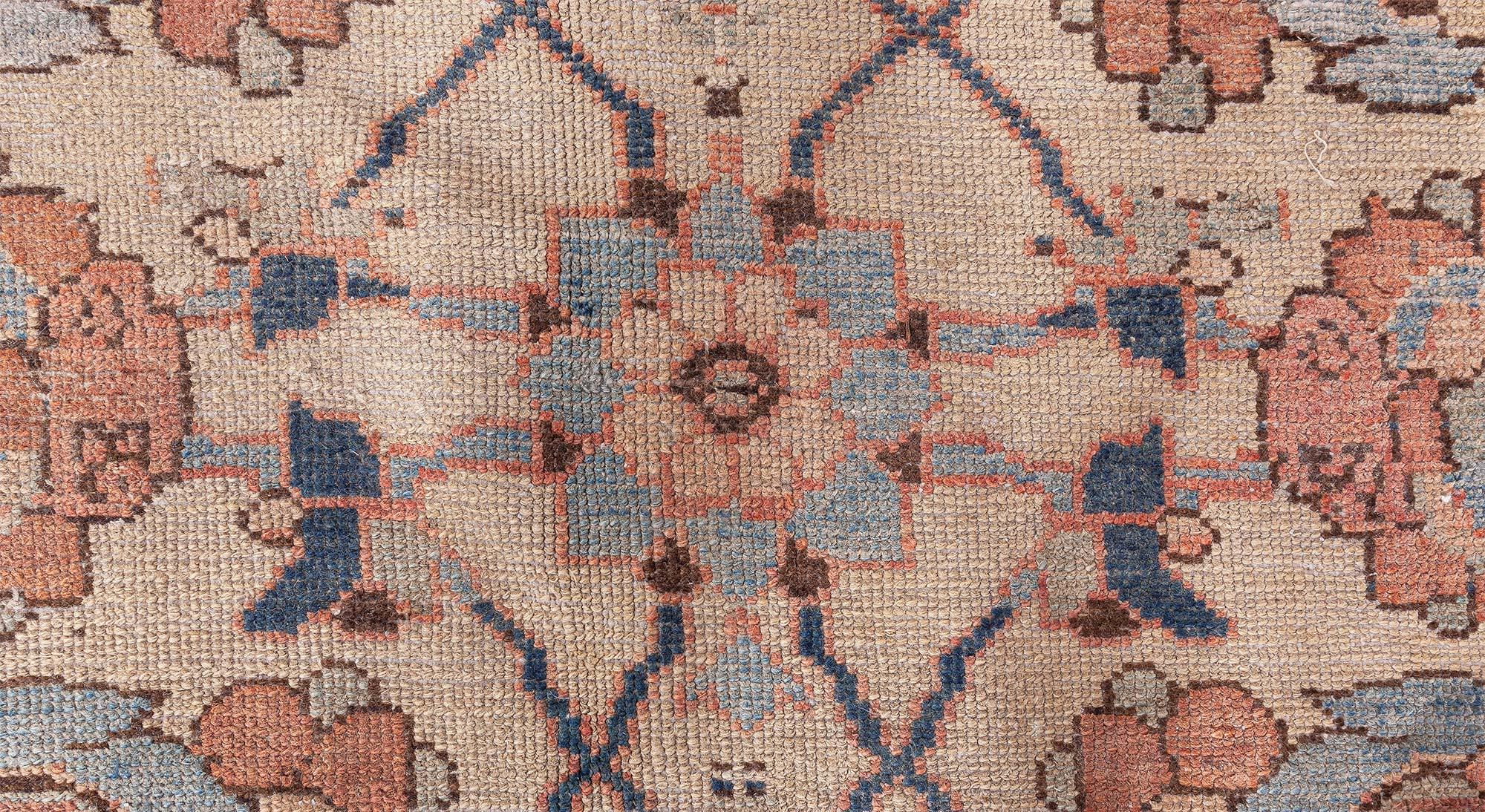 Tapis ancien persan Malayer beige neutre, bleus doux et roses
Dimensions : 414 × 579 cm (13'7