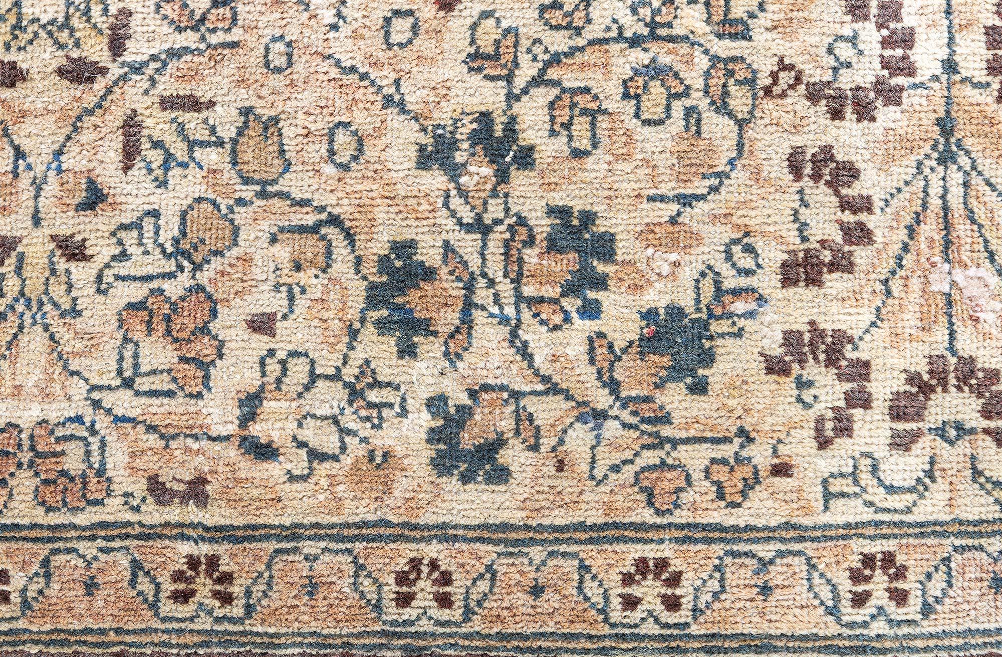 Tissé à la main Tapis persan ancien Meshad en laine fait à la main Doris Leslie Blau en vente