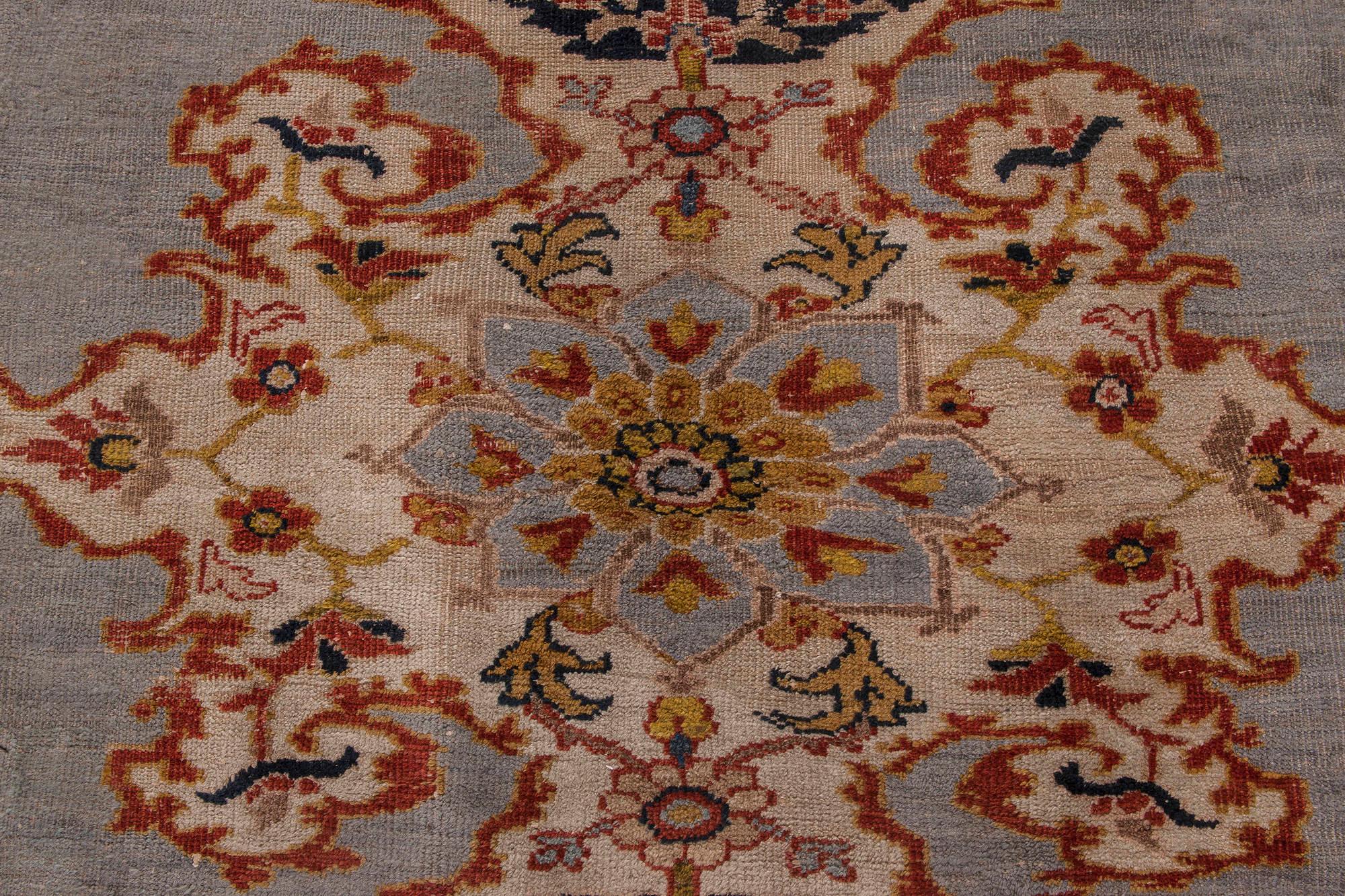 Antiker persischer Sultanabad-Teppich aus handgewebter Wolle in Grau, Beige, Karmin und Kupfer
Größe: 9'4