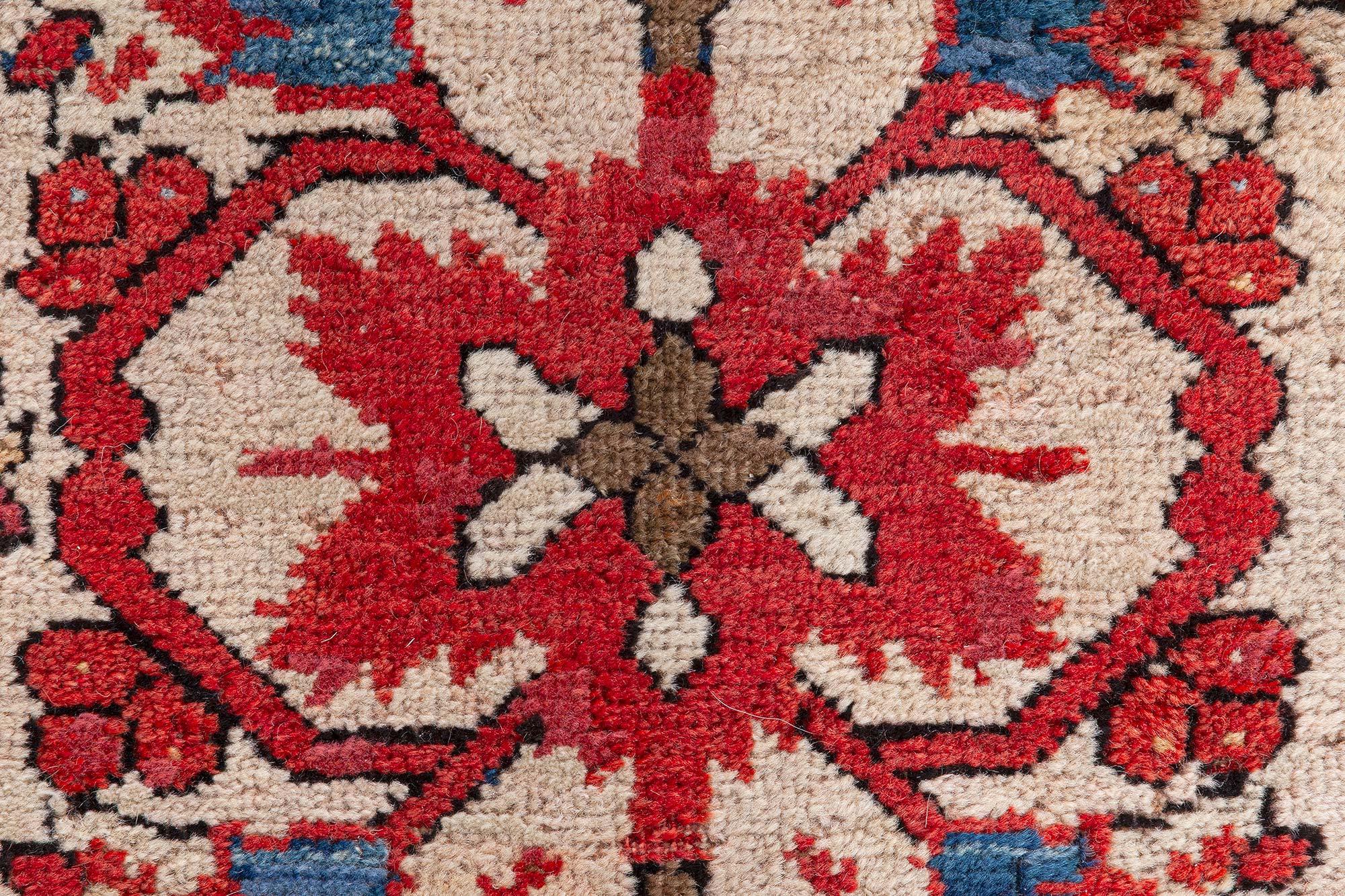 Doris Leslie Blauer antiker persischer Sultanabad-Teppich in Blau (Persisch) im Angebot