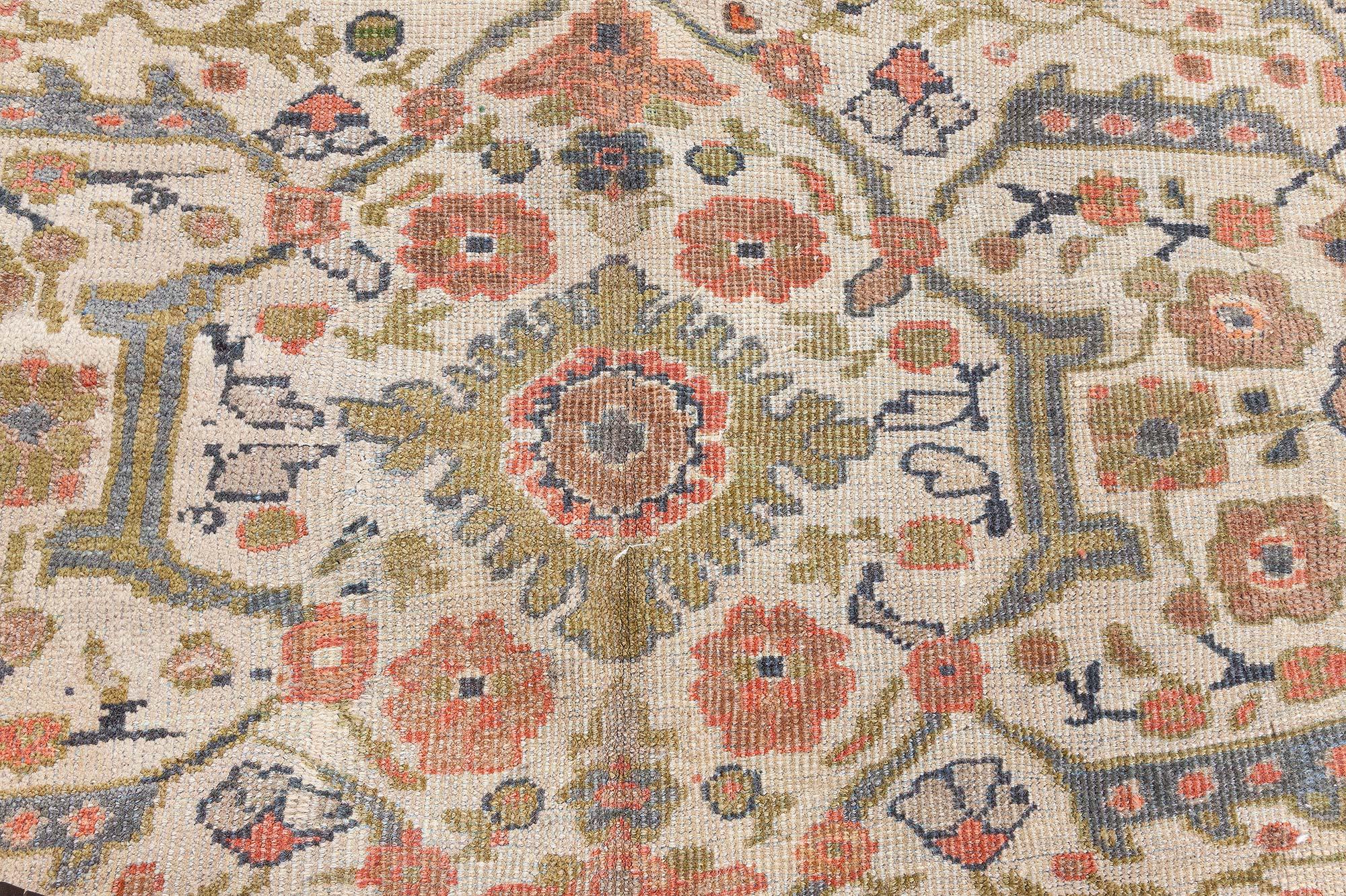 Perse Tapis persan Sultanabad ancien Doris Leslie Blau ajusté en vente