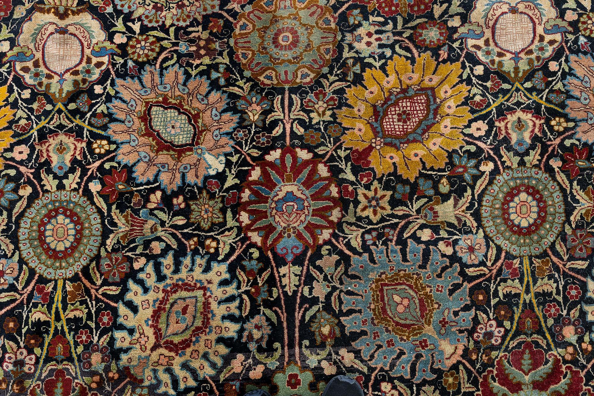 Annodato a mano Doris Leslie Blau Tappeto floreale persiano antico Tabriz Dimensioni adattate in vendita