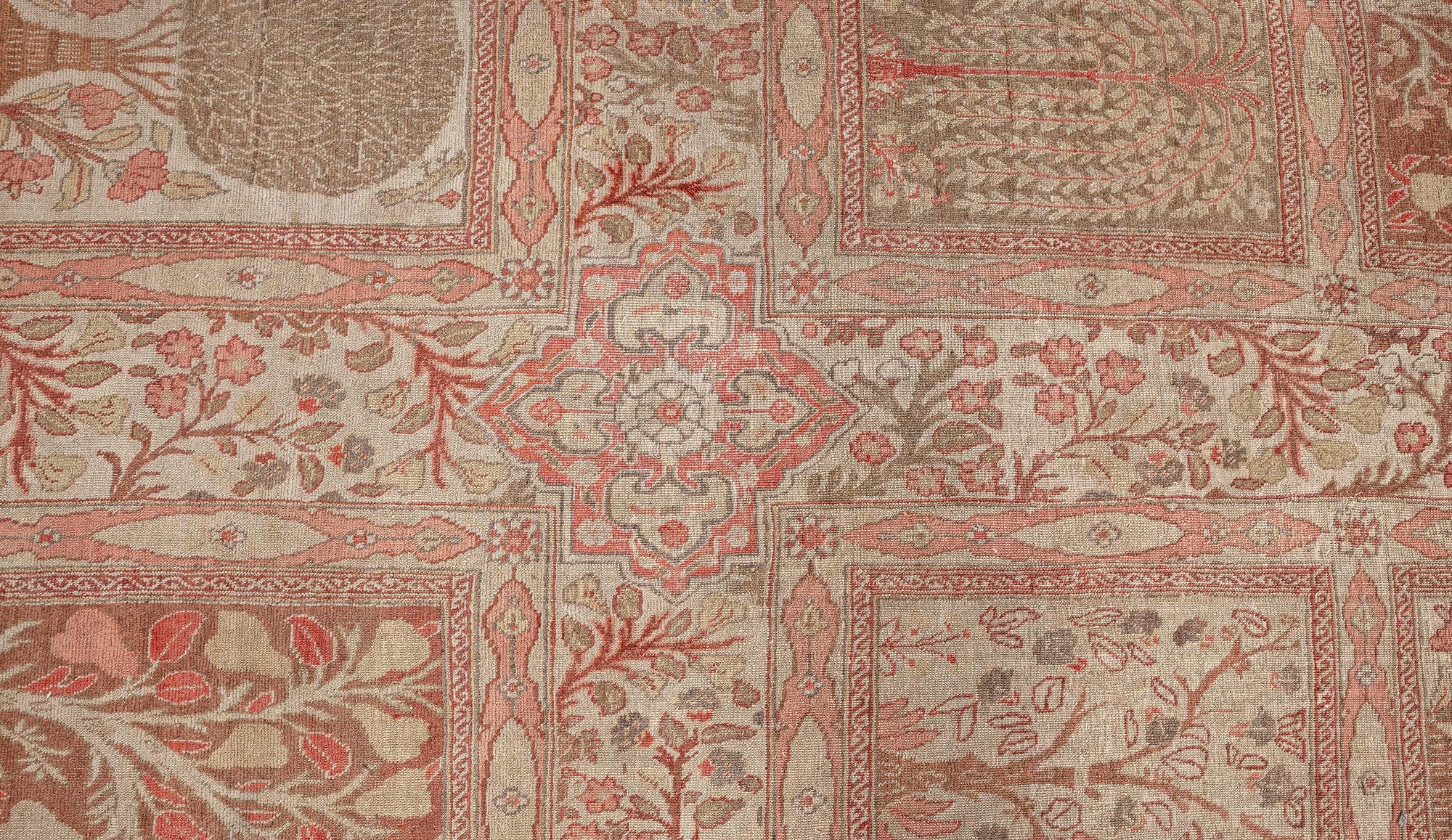 20ième siècle Tapis persan Tabriz ancien noué à la main Doris Leslie Blau en vente