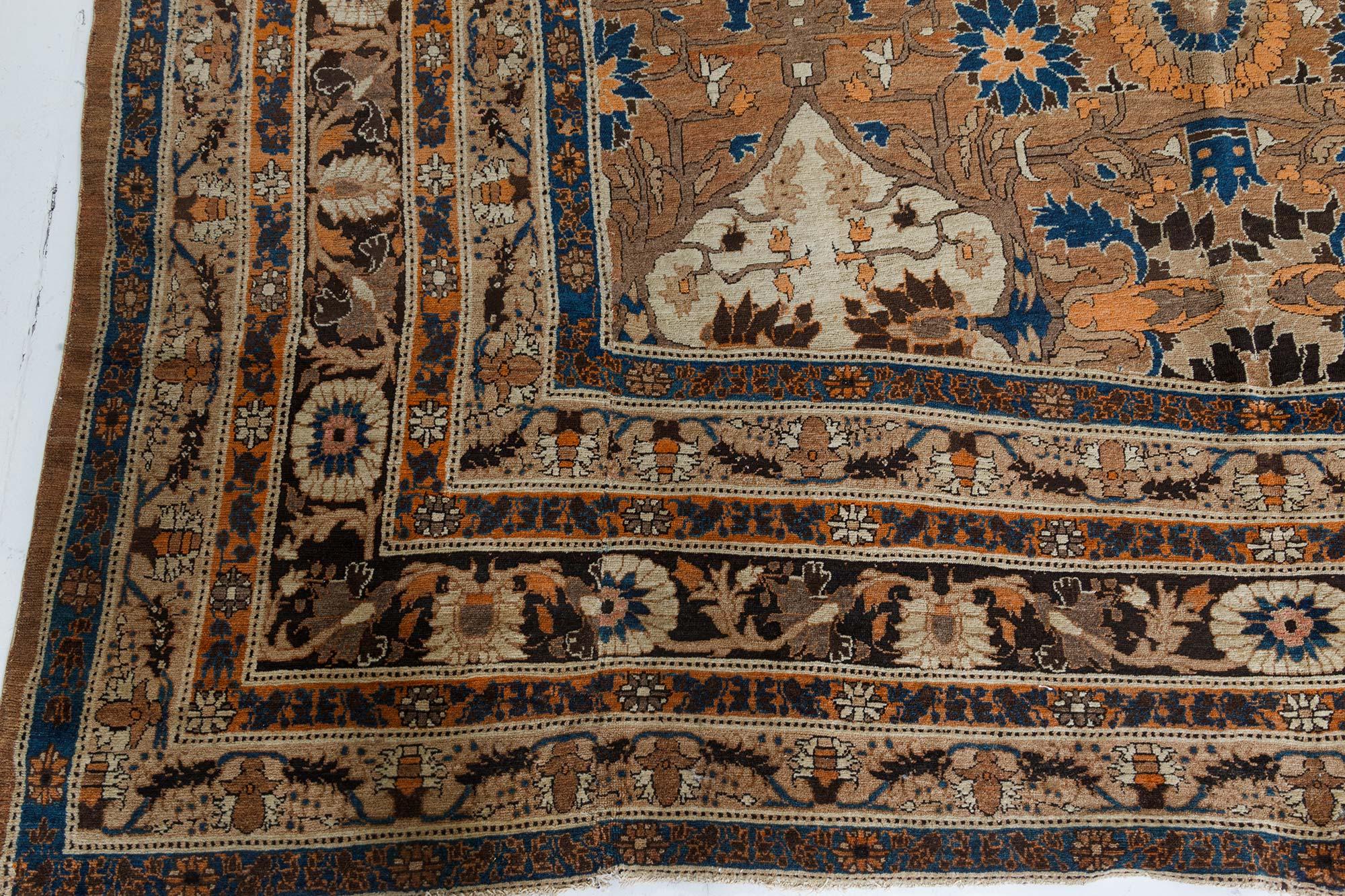 Noué à la main Tapis persan Tabriz ancien fait à la main Doris Leslie Blau, taille ajustée en vente