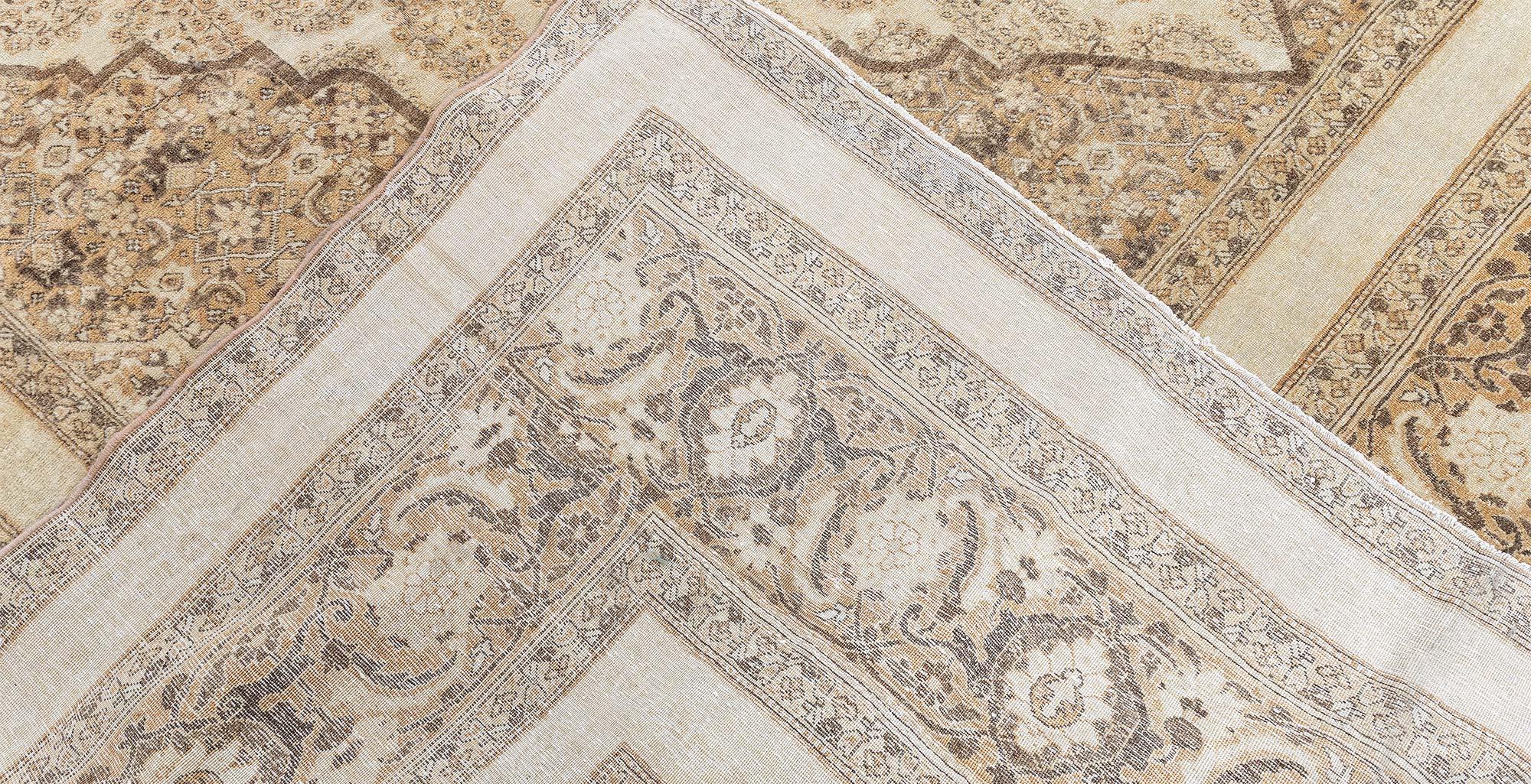 Doris Leslie Blauer antiker persischer Täbris-Teppich aus handgefertigter Wolle im Angebot 3