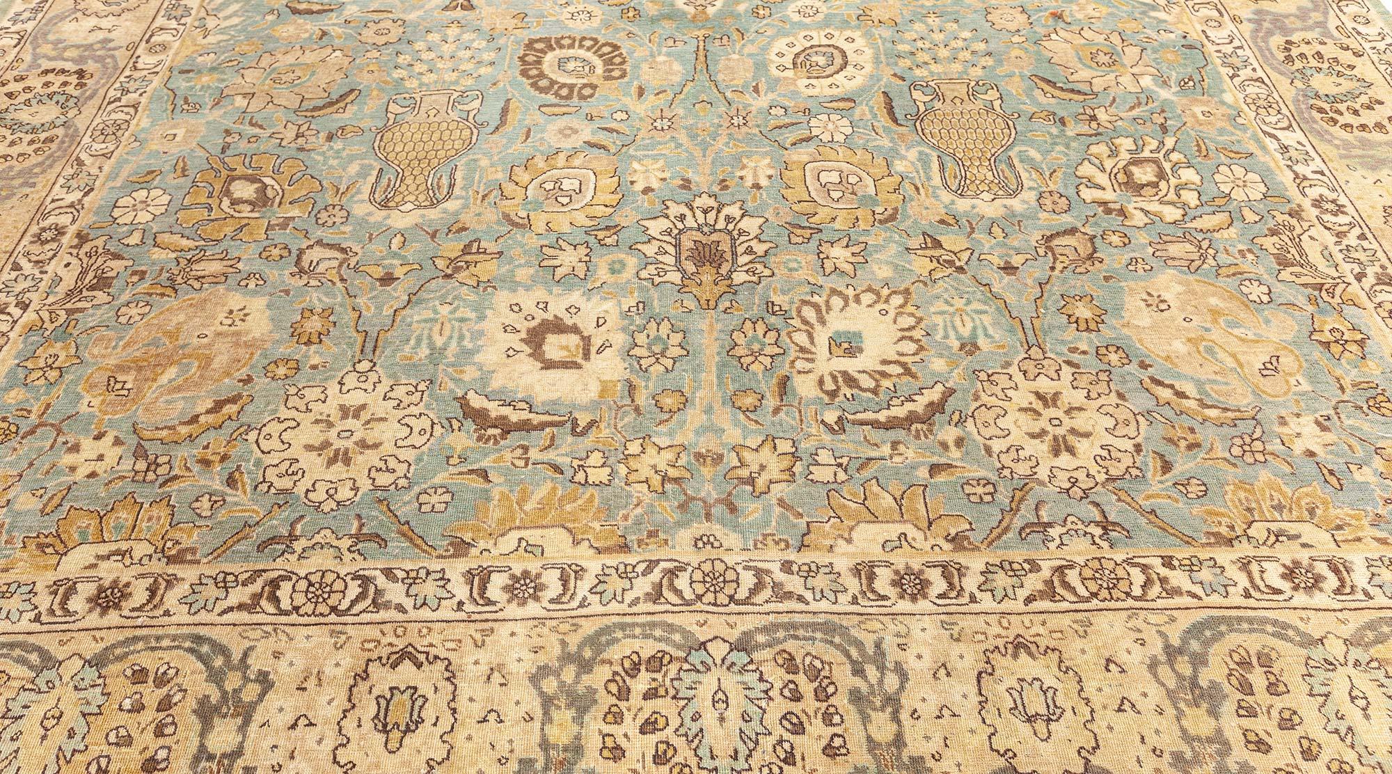 Doris Leslie Blauer antiker persischer Täbris-Teppich in Blau (Tabriz) im Angebot