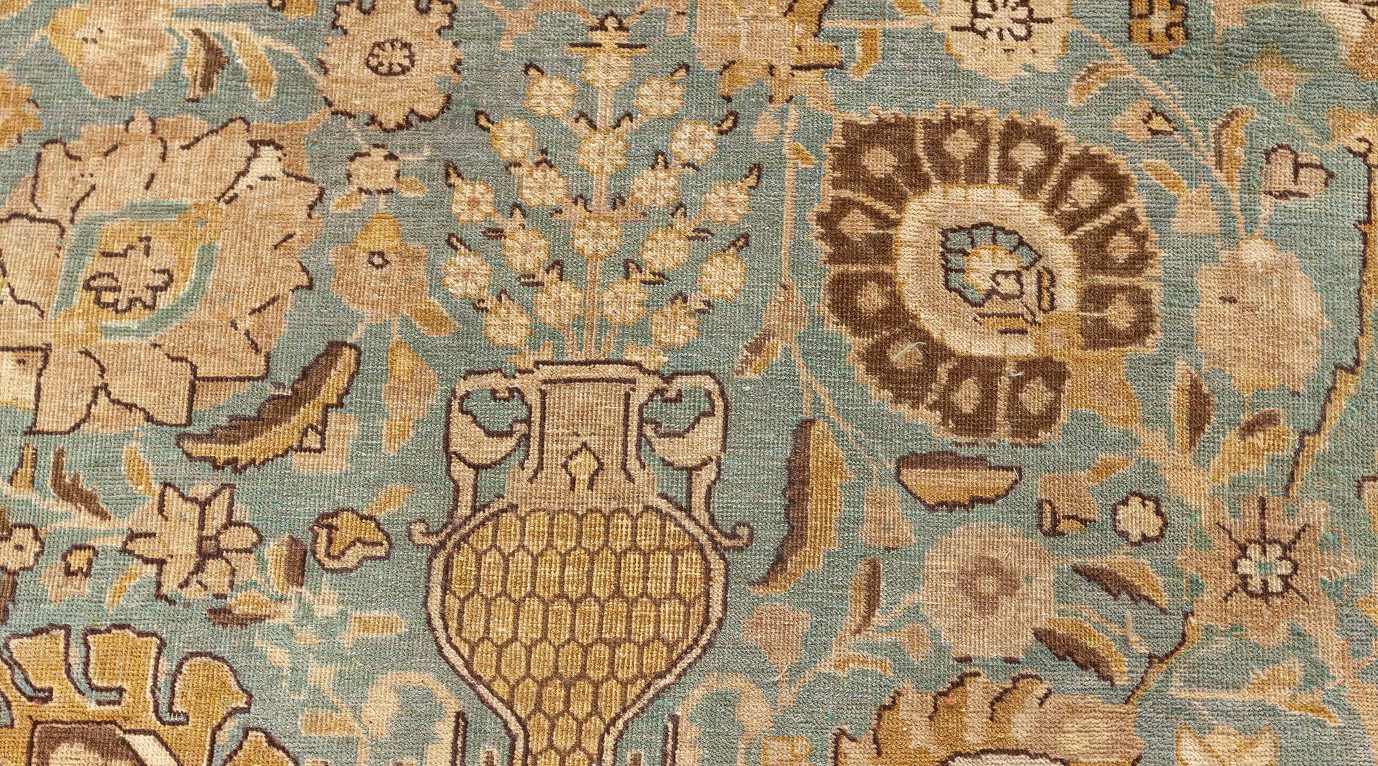 Doris Leslie Blauer antiker persischer Täbris-Teppich in Blau im Zustand „Gut“ im Angebot in New York, NY