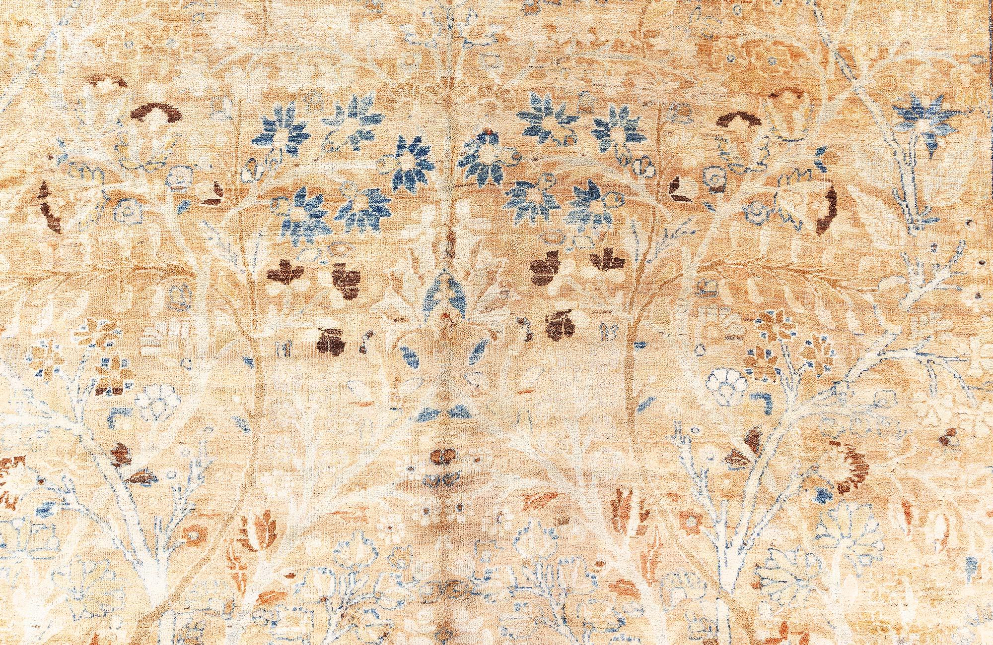 Doris Leslie Blauer antiker persischer Täbris-Teppich in Blau (20. Jahrhundert) im Angebot