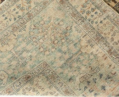 Alfombra antigua Tabriz de Doris Leslie Blau, anudada a mano, con diseño integral en beige suave - h. 1900