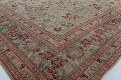 Doris Leslie Blau Alfombra antigua Tabriz con motivos florales y un cálido color tostado - c. 1900
