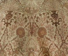 Doris Leslie Blau: Antiker Täbris-Teppich mit Blumenmedaillon in zartem Beige – um 1900