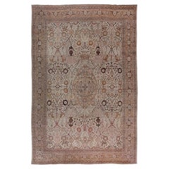 Doris Leslie Blau: Antiker Täbris-Teppich mit Blumenmedaillon in zartem Beige – um 1900