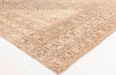 Alfombra antigua de Tabriz con medallones de Doris Leslie Blau, de gran tamaño y color beige cálido - h. 1900