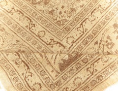 Alfombra antigua de Tabriz con medallones de Doris Leslie Blau, en tonos beige cálidos y marrón - h. 1900