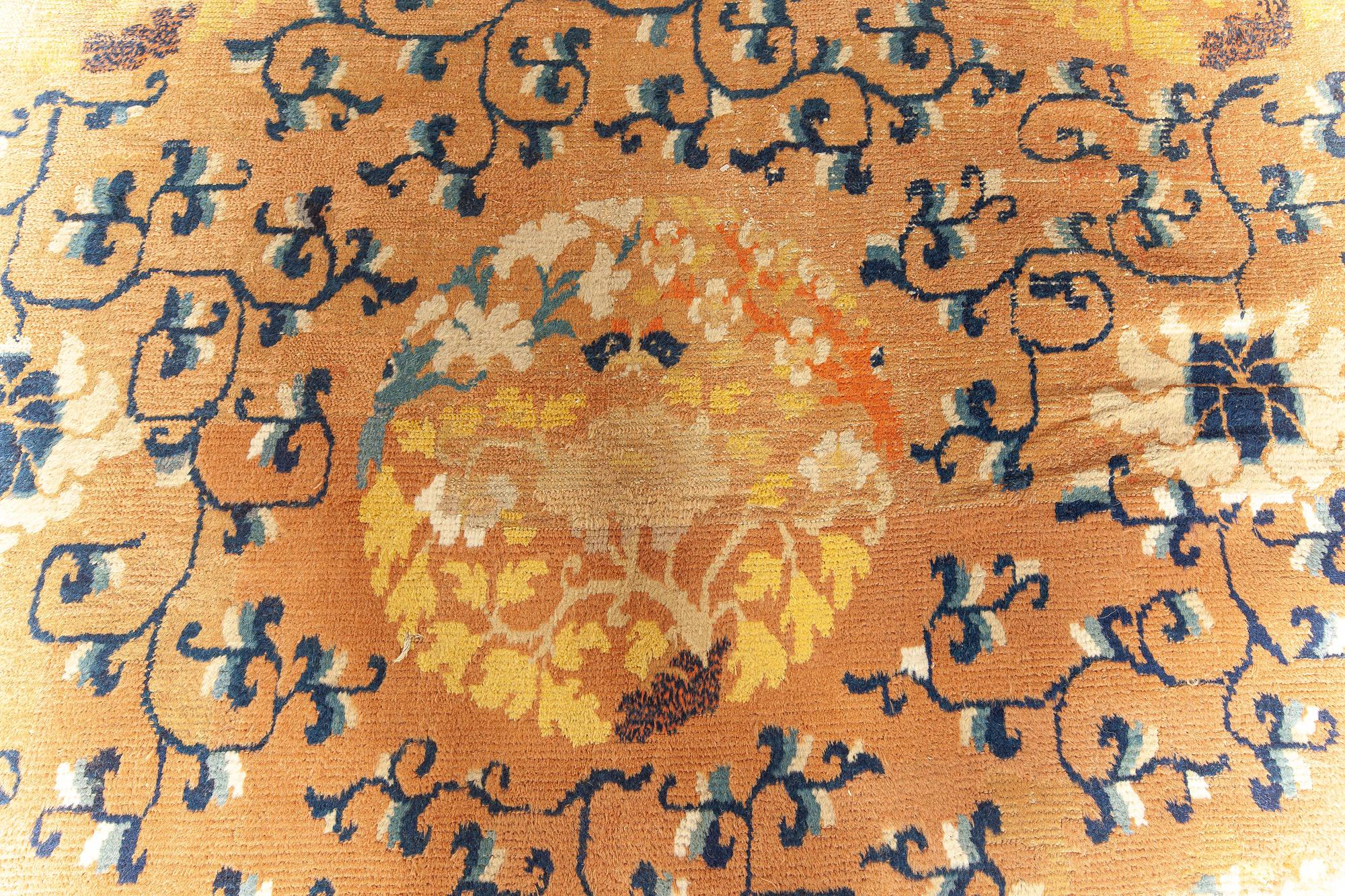 Authentique tapis chinois en laine jaune du 19e siècle fait à la main
Taille : 18'6
