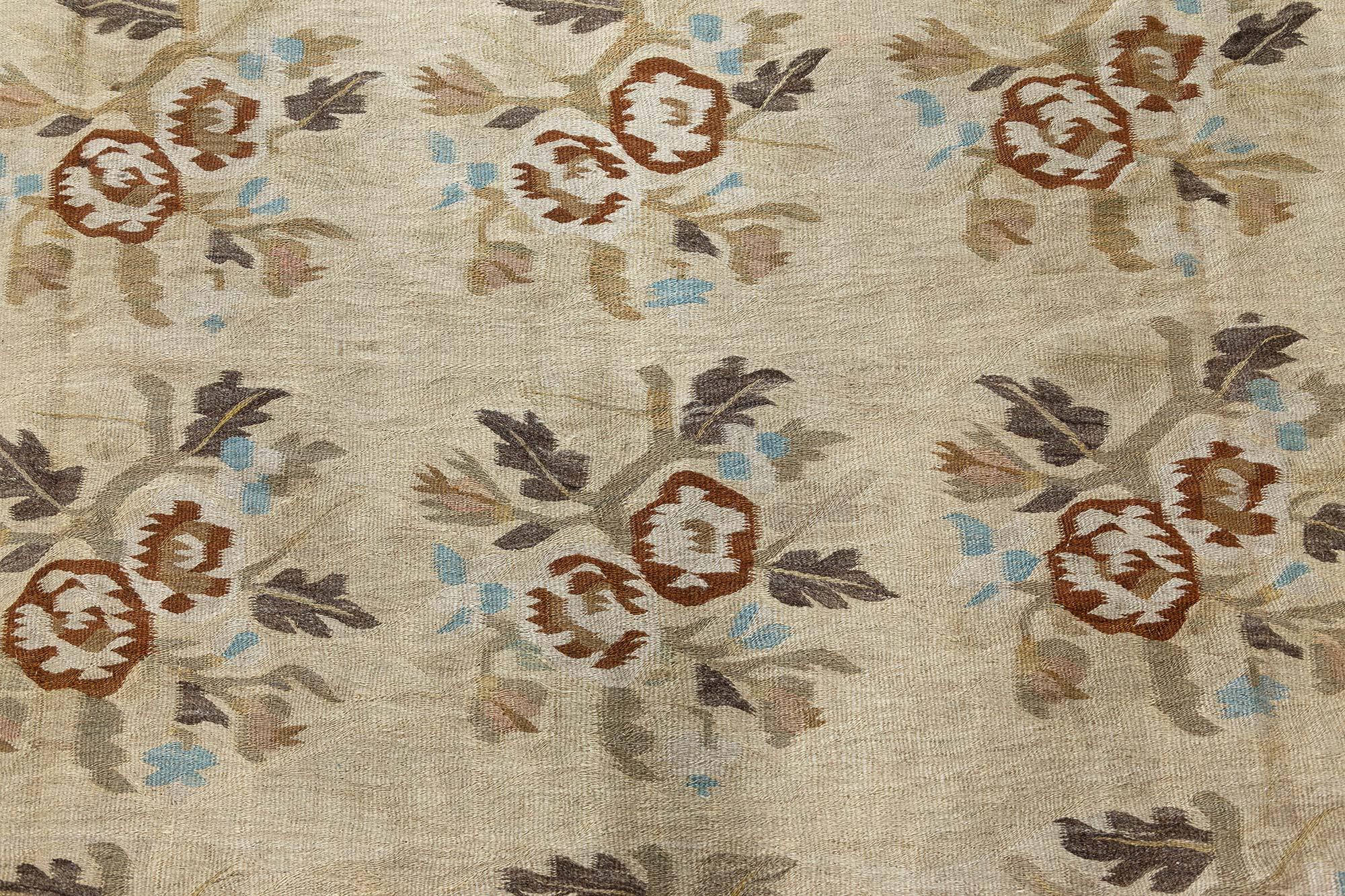 Doris Leslie Blau Authentischer Botanischer Russischer Bessarabischer Handarbeitsteppich (Wolle) im Angebot
