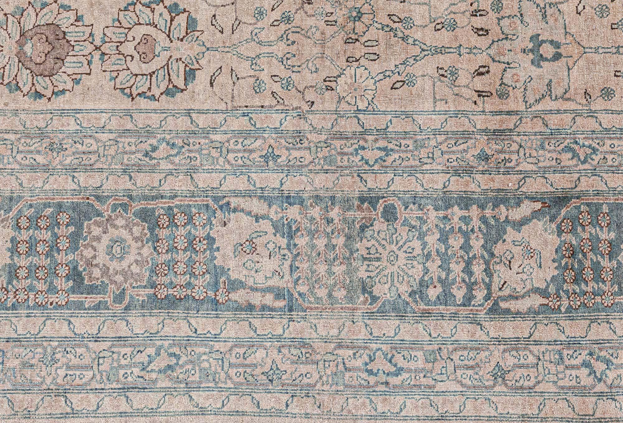 Doris Leslie Blauer authentischer persischer Täbris-Wollteppich, handgefertigt (Tabriz) im Angebot