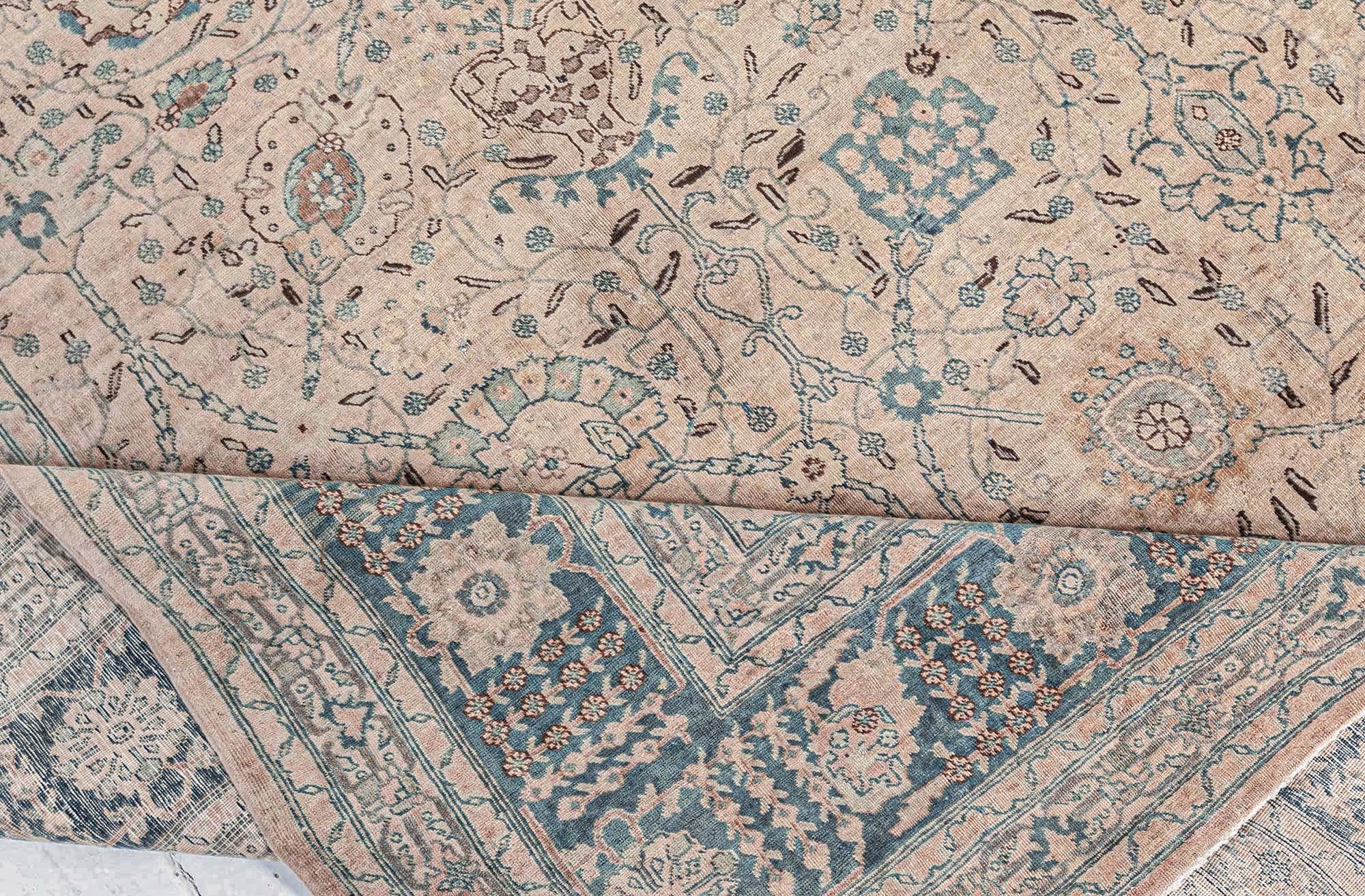 Doris Leslie Blauer authentischer persischer Täbris-Wollteppich, handgefertigt (Persisch) im Angebot