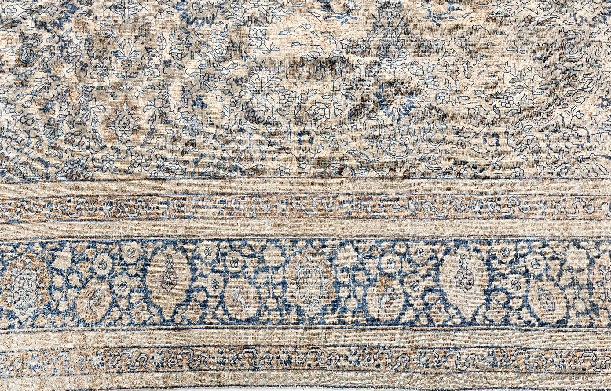 Doris Leslie Blauer authentischer persischer Täbris-Wollteppich, handgefertigt (Handgeknüpft) im Angebot