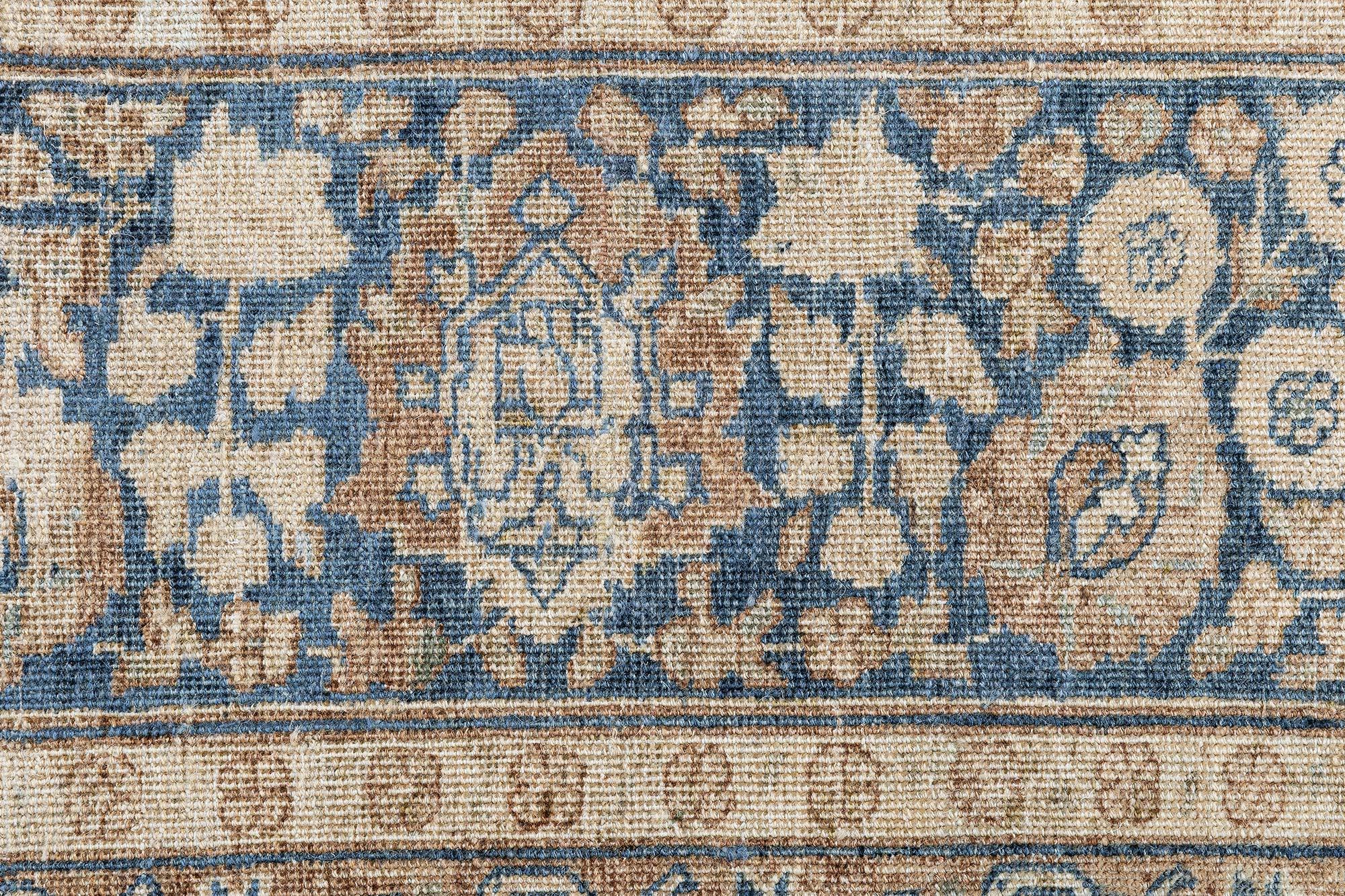 Doris Leslie Blauer authentischer persischer Täbris-Wollteppich, handgefertigt (Wolle) im Angebot