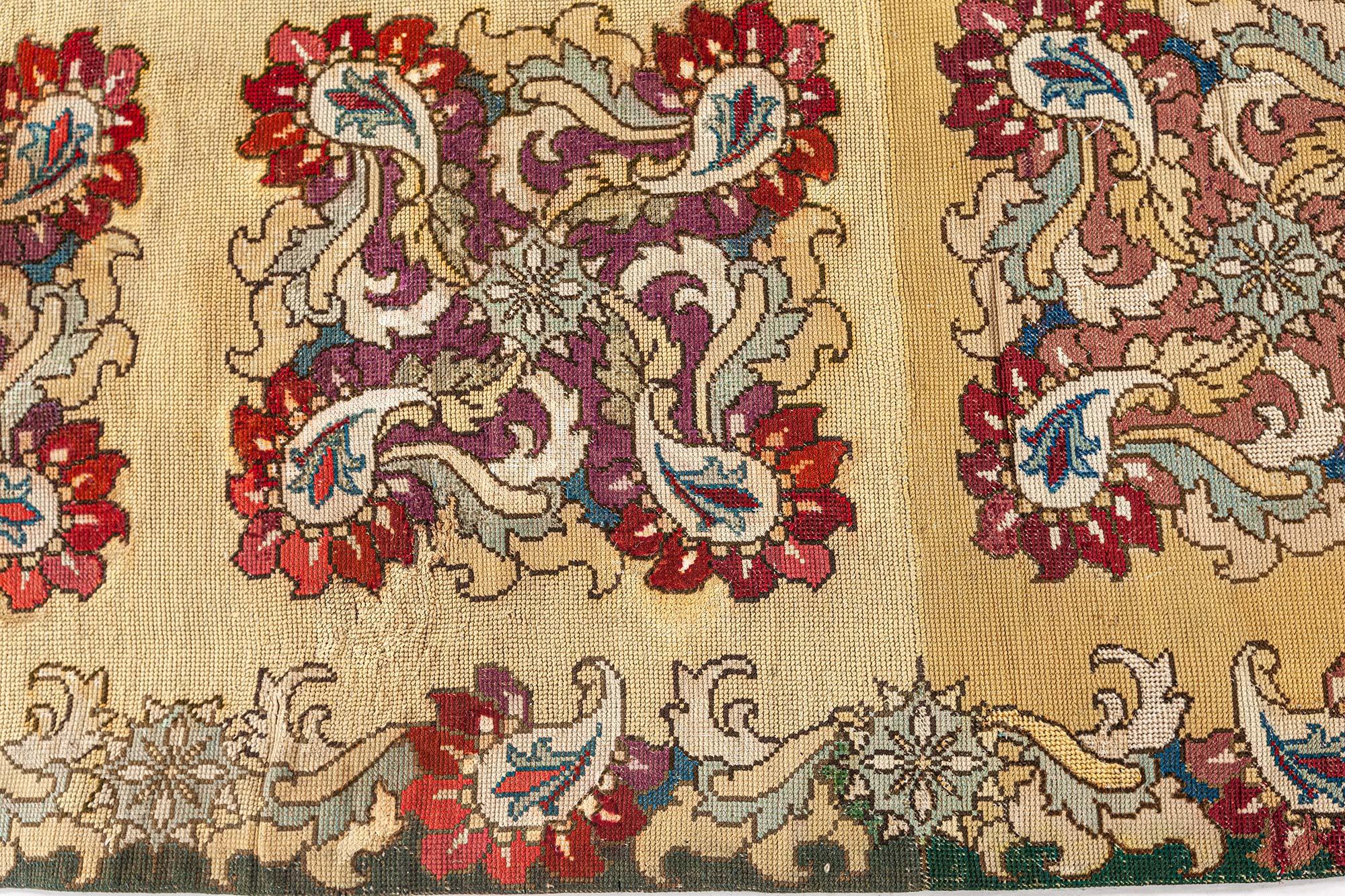 Alfombra europea de punto de aguja del siglo XIX Doris Leslie Blau Inglés en venta