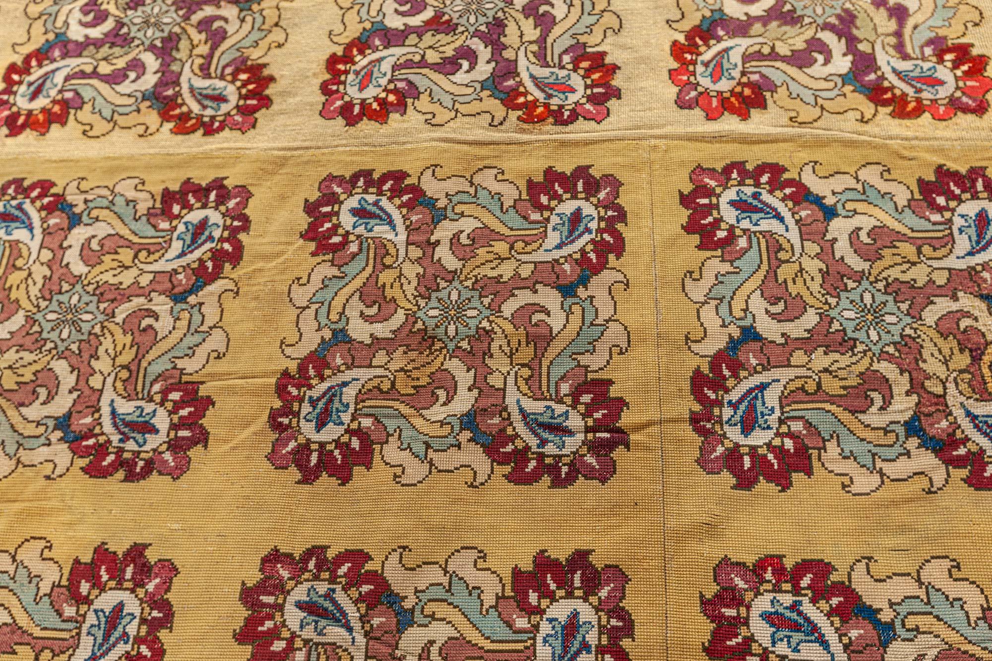Alfombra europea de punto de aguja del siglo XIX Doris Leslie Blau Costura en venta