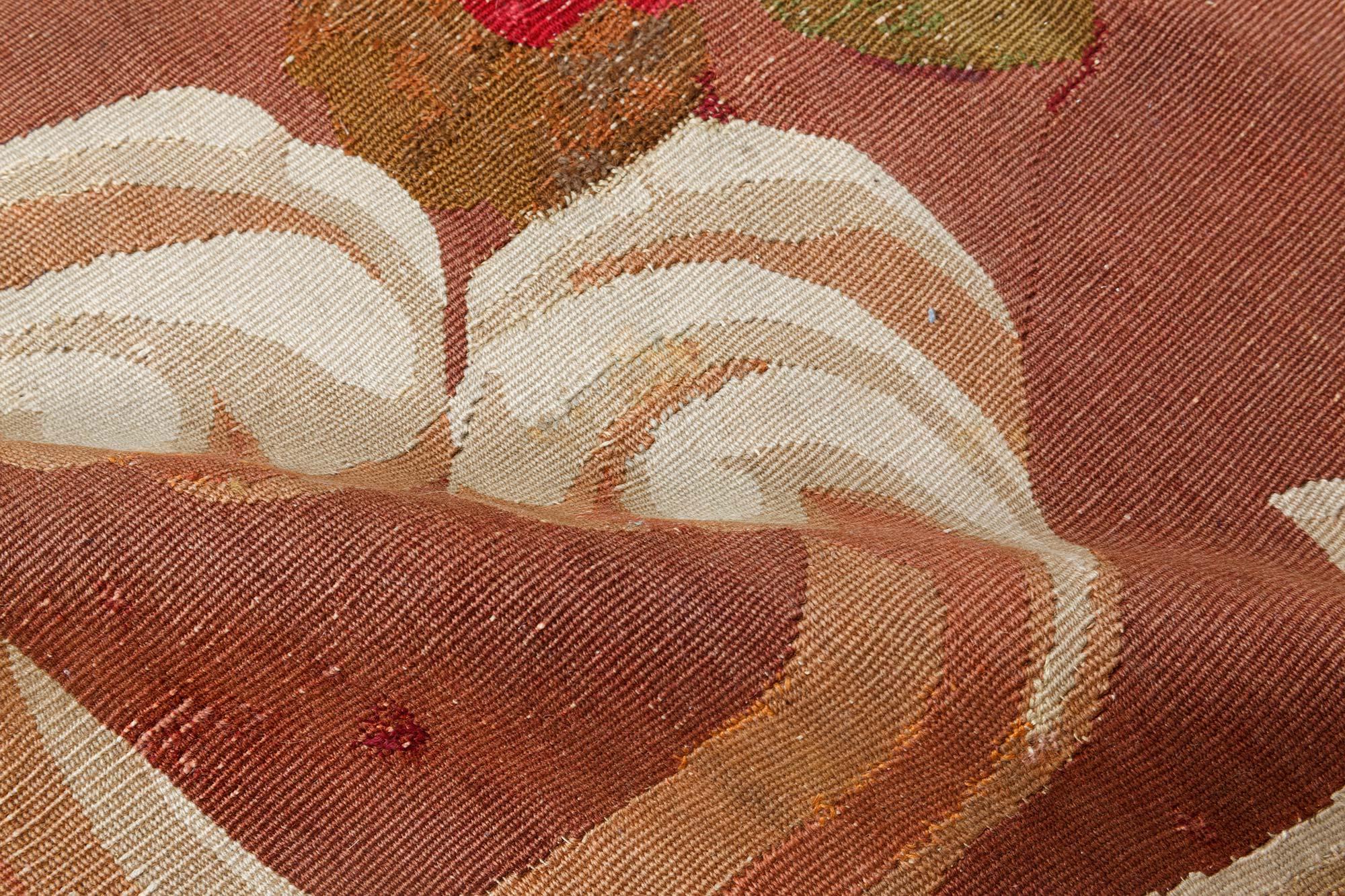 Noué à la main Antiquités - Tapis en laine tissé à la main avec motif floral d'Aubusson en vente