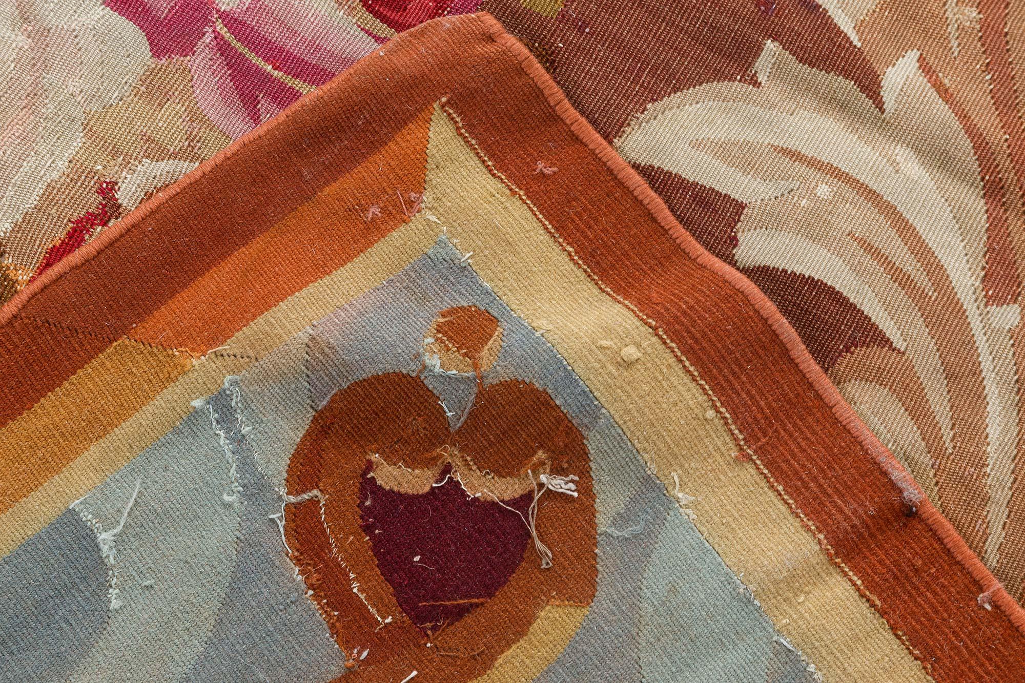 Laine Antiquités - Tapis en laine tissé à la main avec motif floral d'Aubusson en vente