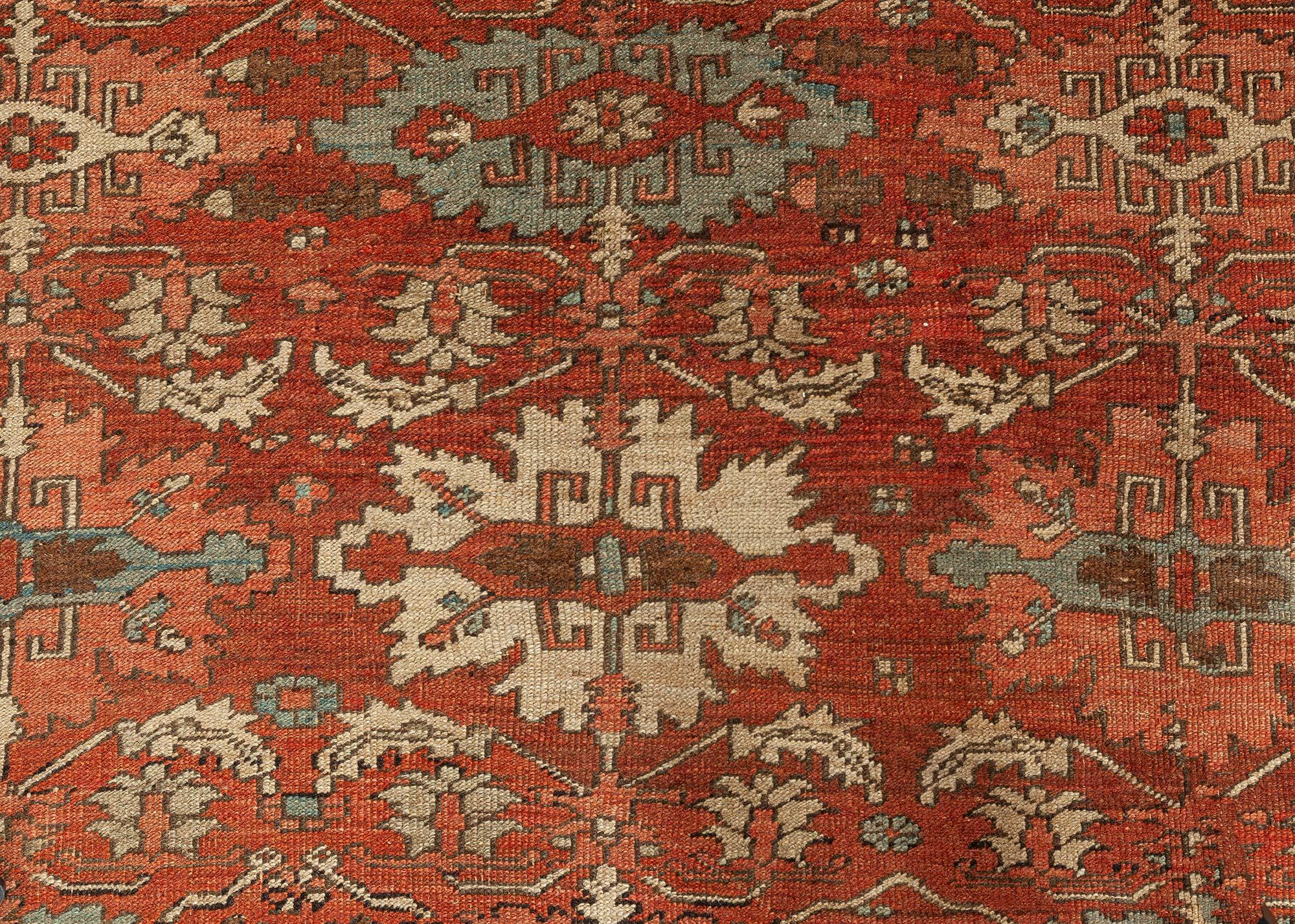 Antique Heriz red handmade wool rug
Size: 9'8