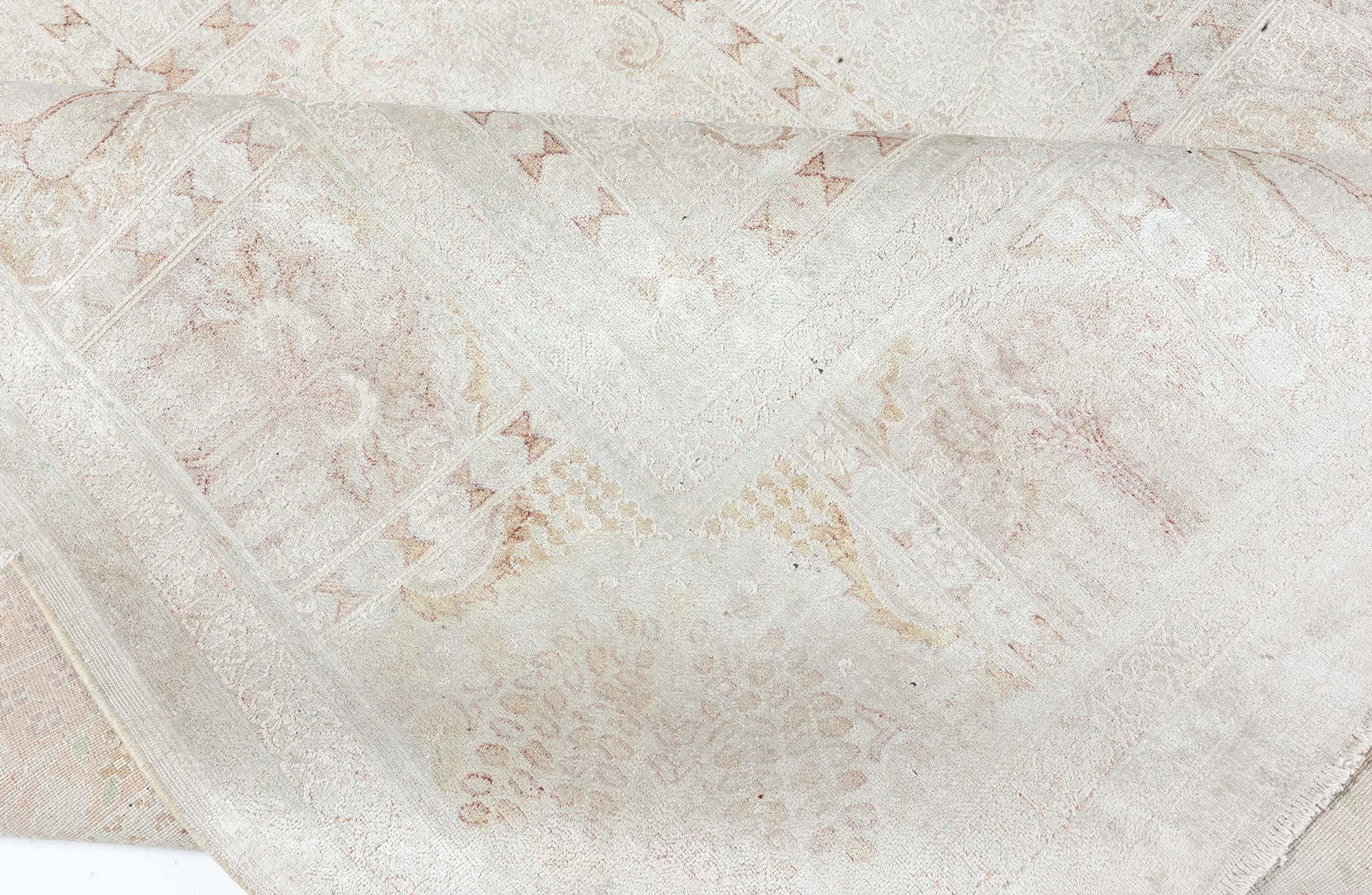 Tapis ancien en soie turque.
Taille : 342 × 538 cm (11'3