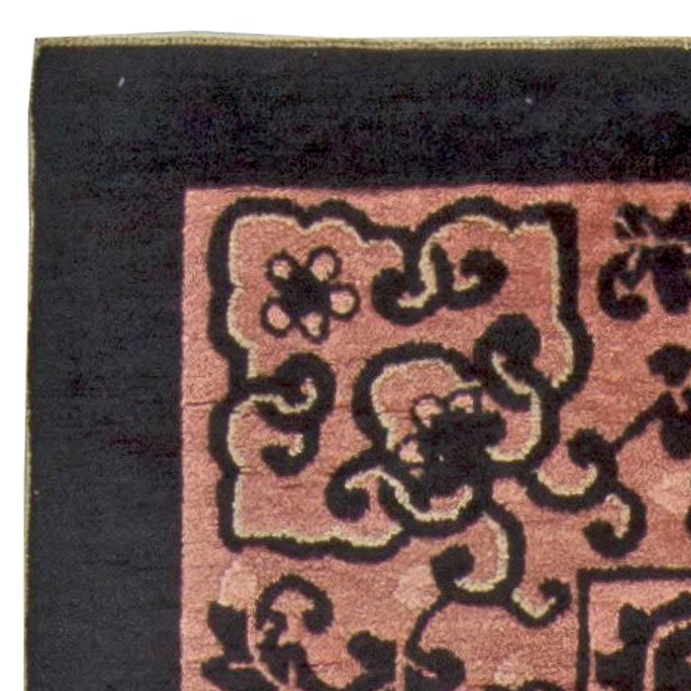 Early 20th Century Chinese Black and Pink Wool Rug In Good Condition For Sale In New York, NY