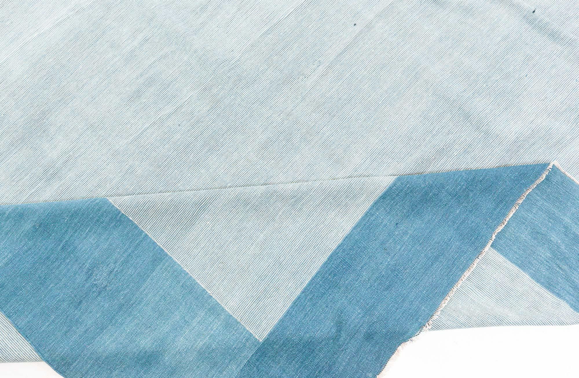 20ième siècle Grand tapis indien Dhurrie bleu vintage en vente
