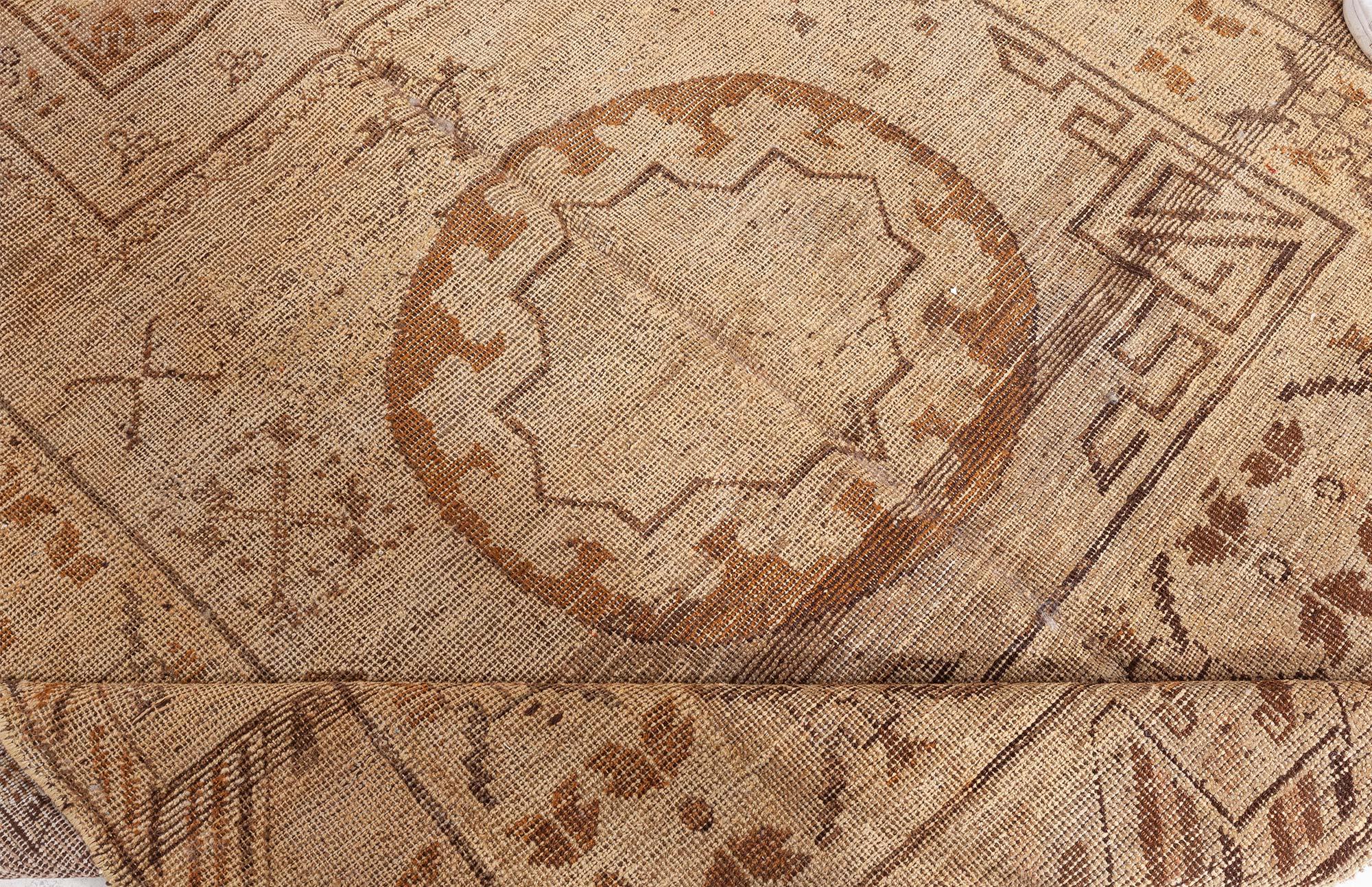 Samarkand-Teppich aus der Jahrhundertmitte, karamellfarben und braun, handgefertigt aus Wolle.
Größe: 6'3