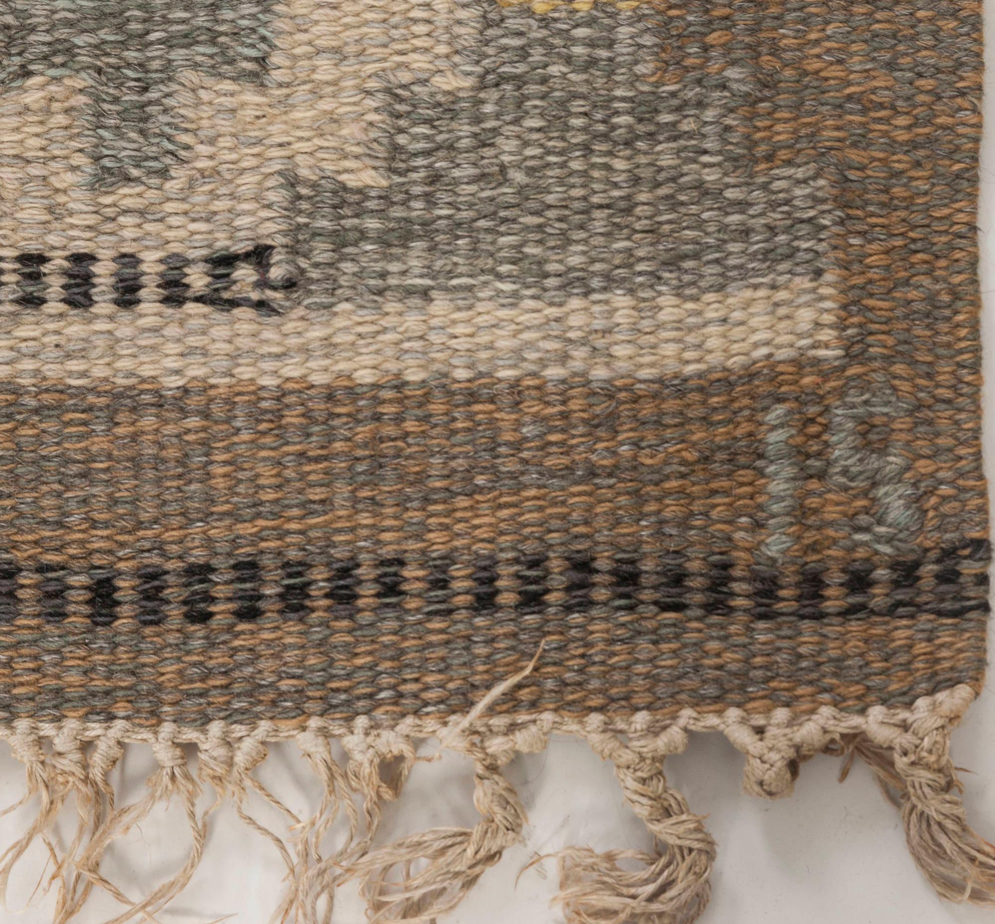 Mid-20th century Swedish wool rug in neutral colors by Ingegerd Silow. Woven signature to edge 'IS'
Size: 4'4