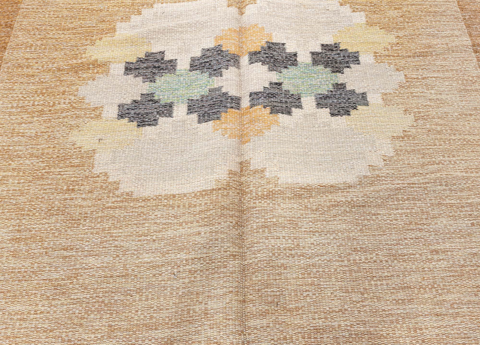 Hochwertiger schwedischer Teppich aus der Mitte des 20. Jahrhunderts von Ingegerd Silow.
Größe: 6'6