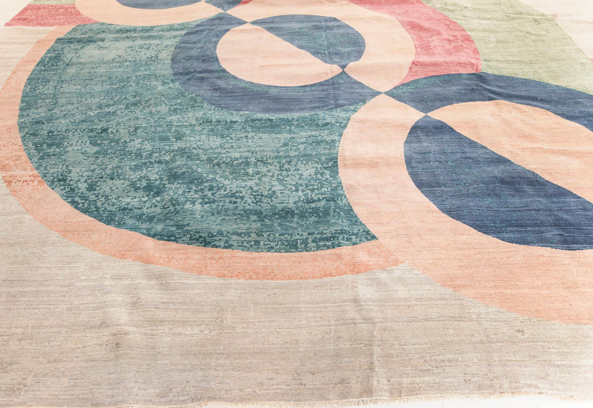 Zeitgenössisch inspirierter Art-Déco-Teppich von Doris Leslie Blau
Die Größe: 474 632 cm (15'7 Zoll) 20'9 Zoll.
Doris Leslie Blau besitzt eine außergewöhnliche Sammlung von originalen modernen Teppichen in vielen Stilen und Materialien.