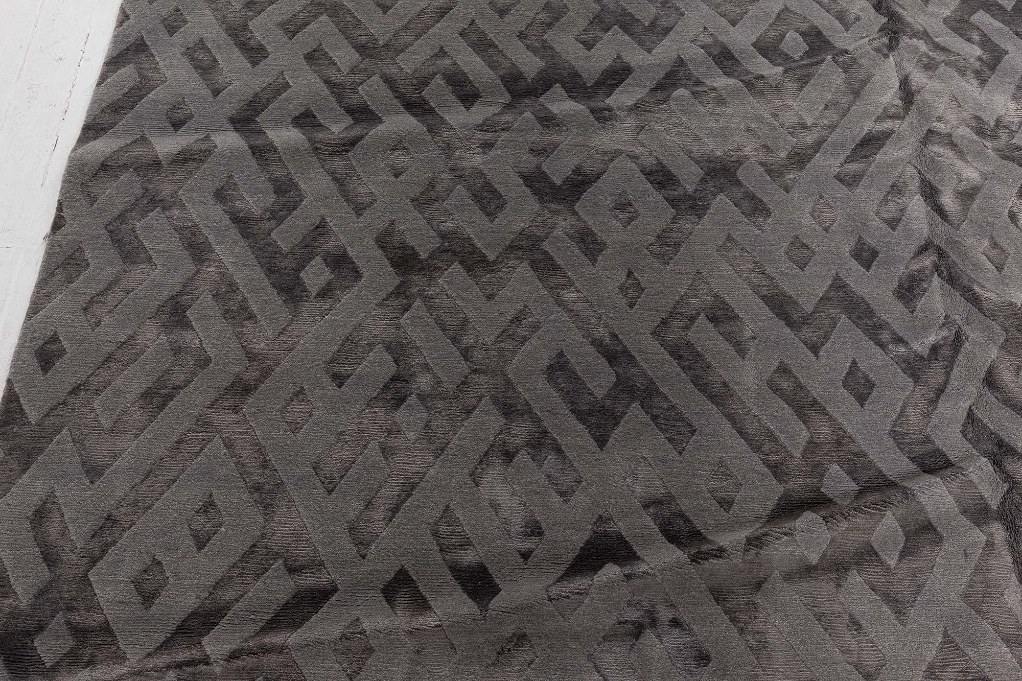 Moderner tibetischer geometrischer grauer handgefertigter Seidenteppich von Doris Leslie Blau
Größe: 8'0